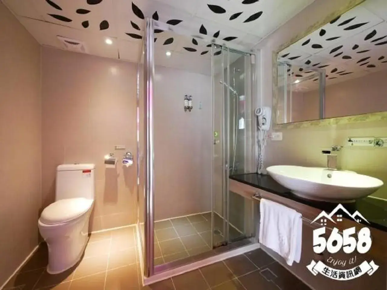 Bathroom in R8 Eco Hotel