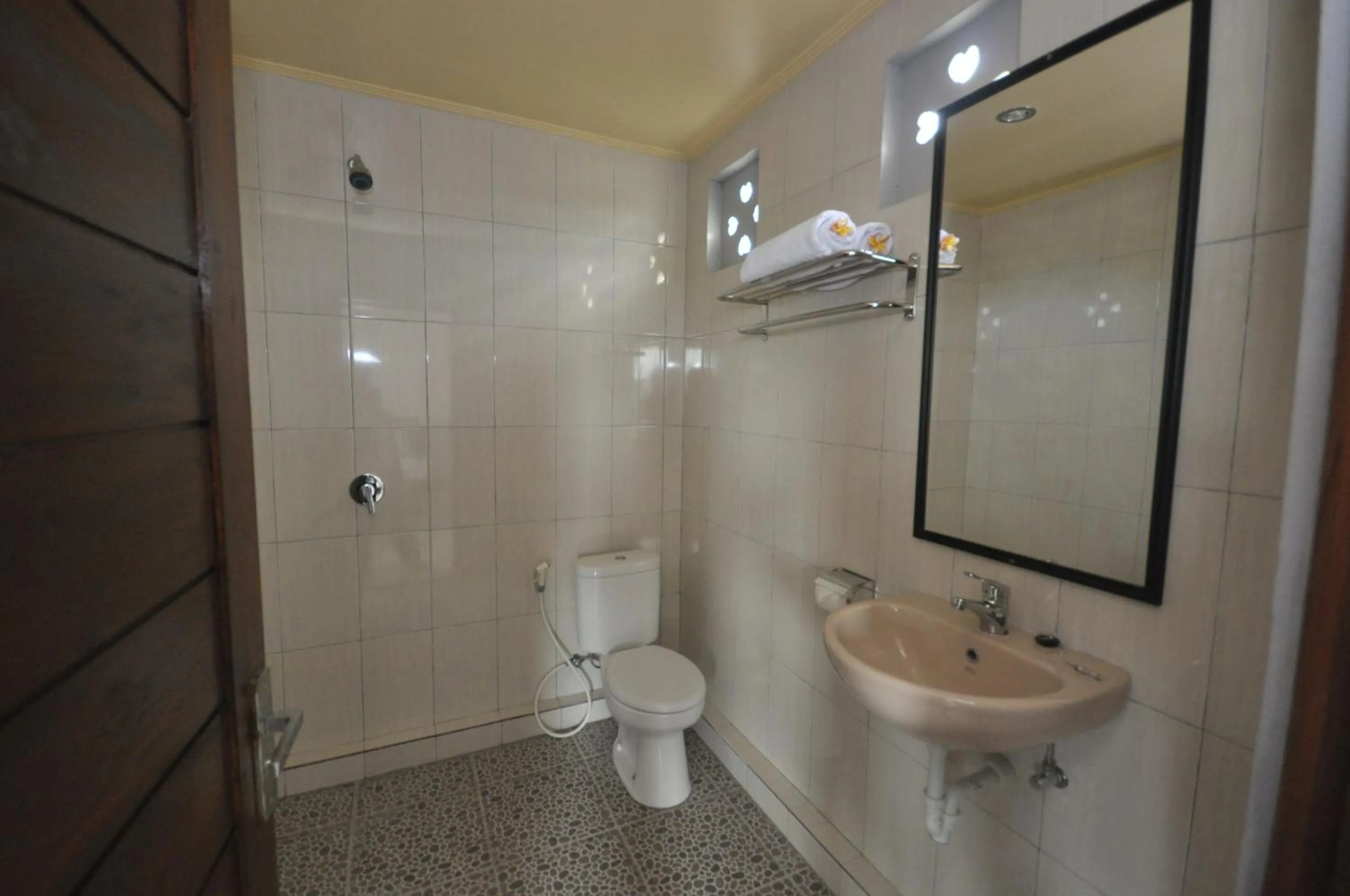 Shower in Putu Guest House 2