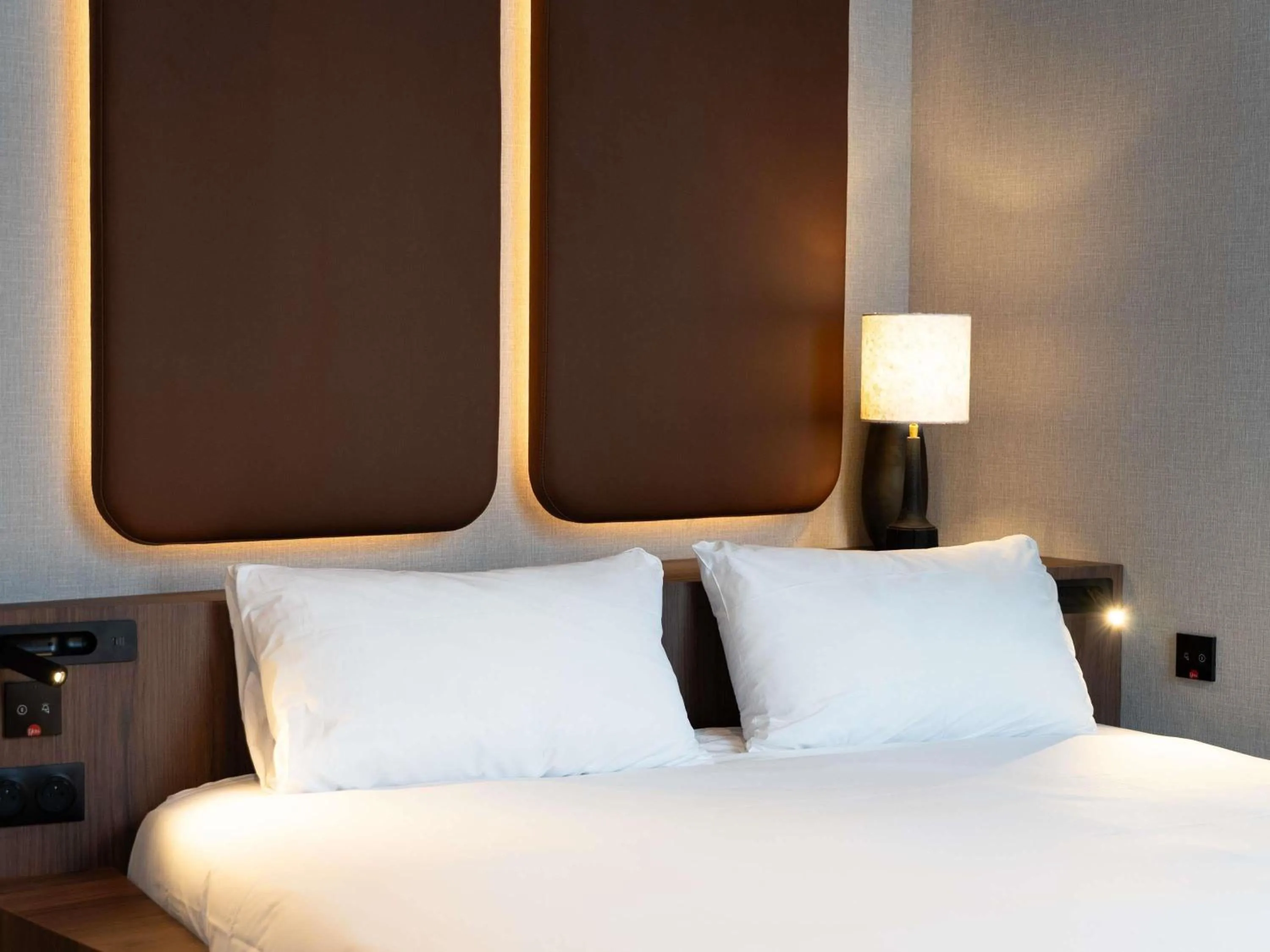 Bedroom, Bed in You Hotel Deauville - Handwritten Collection