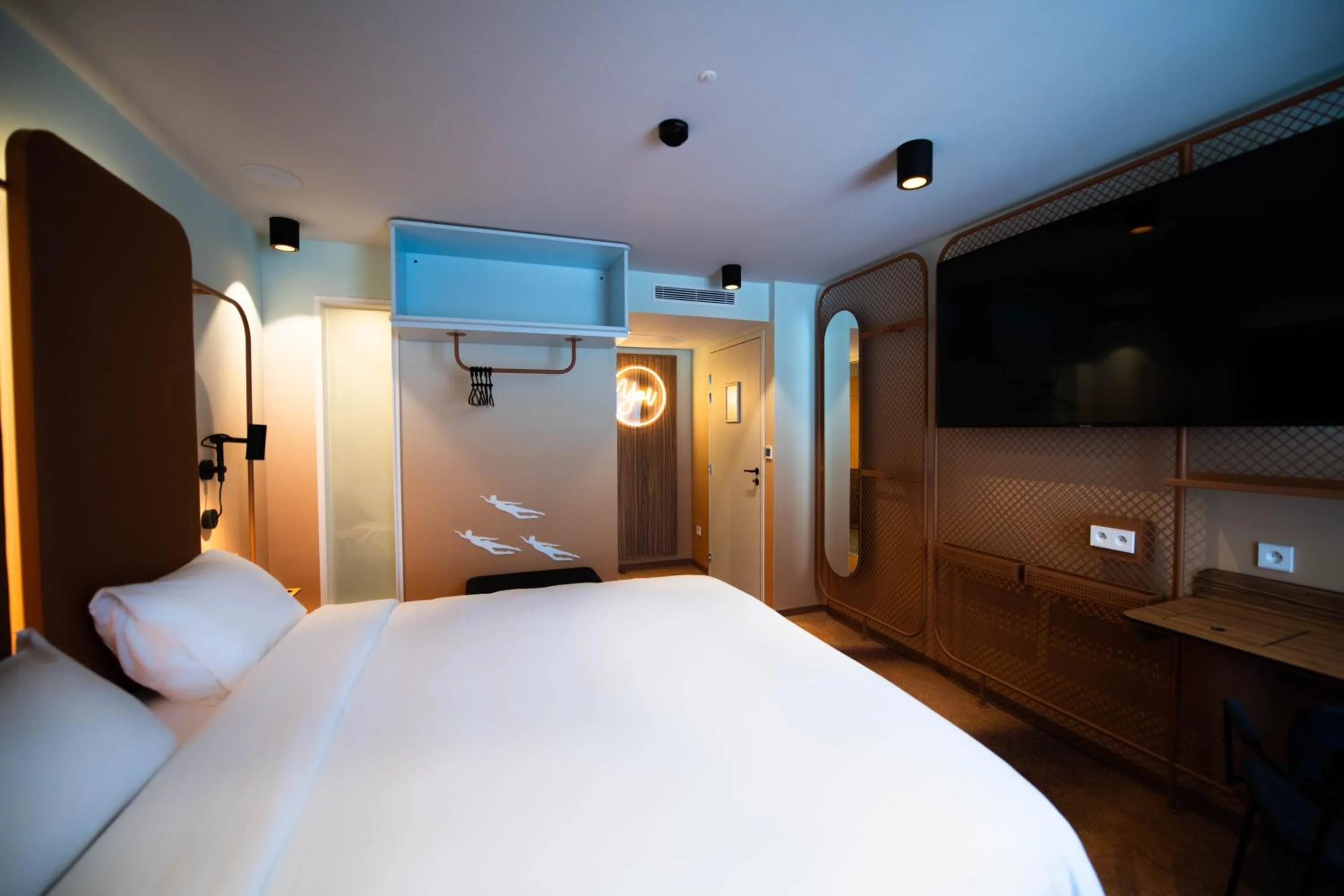 Photo of the whole room, Bed in You Hotel Deauville - Handwritten Collection