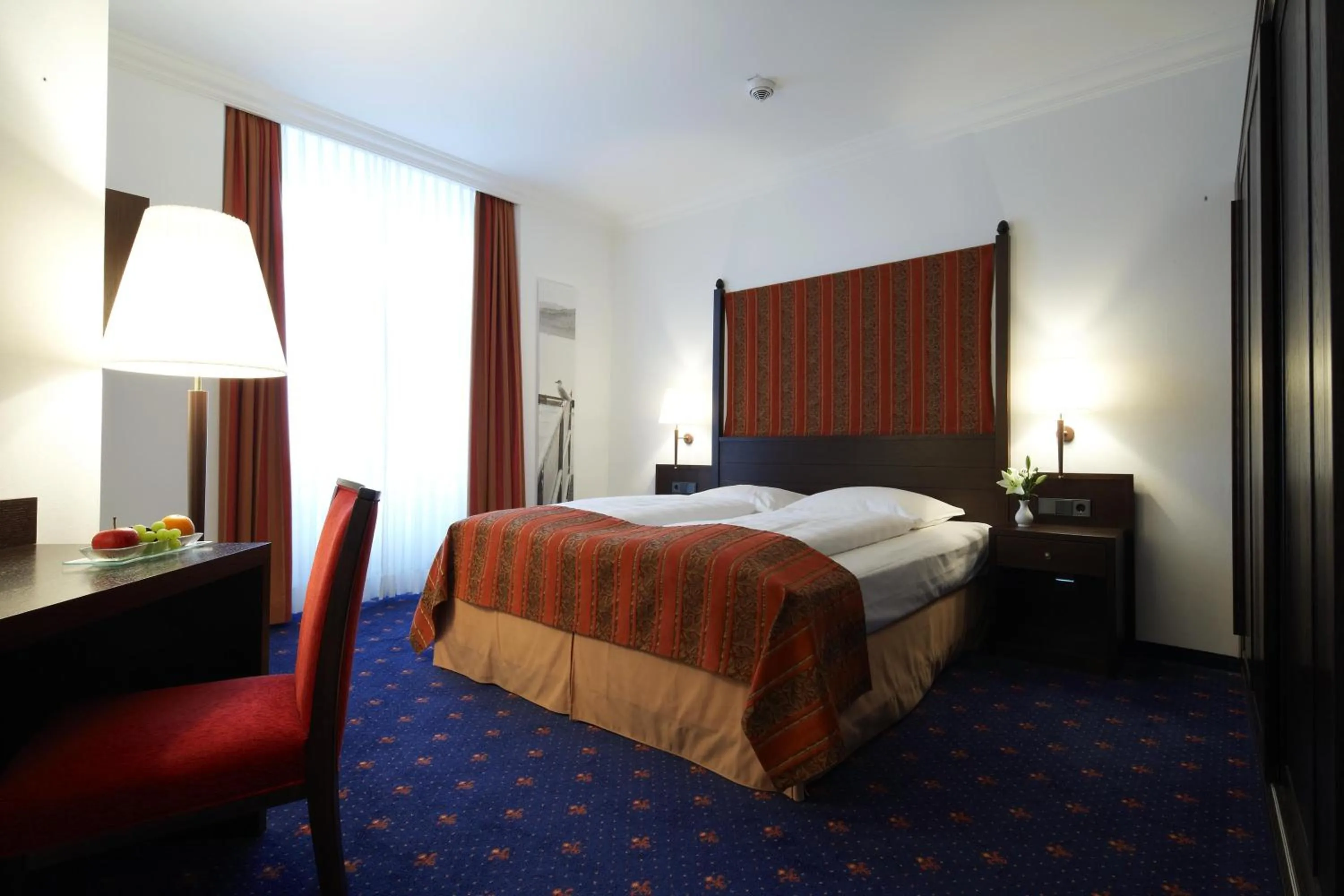 Photo of the whole room, Bed in Steigenberger Inselhotel