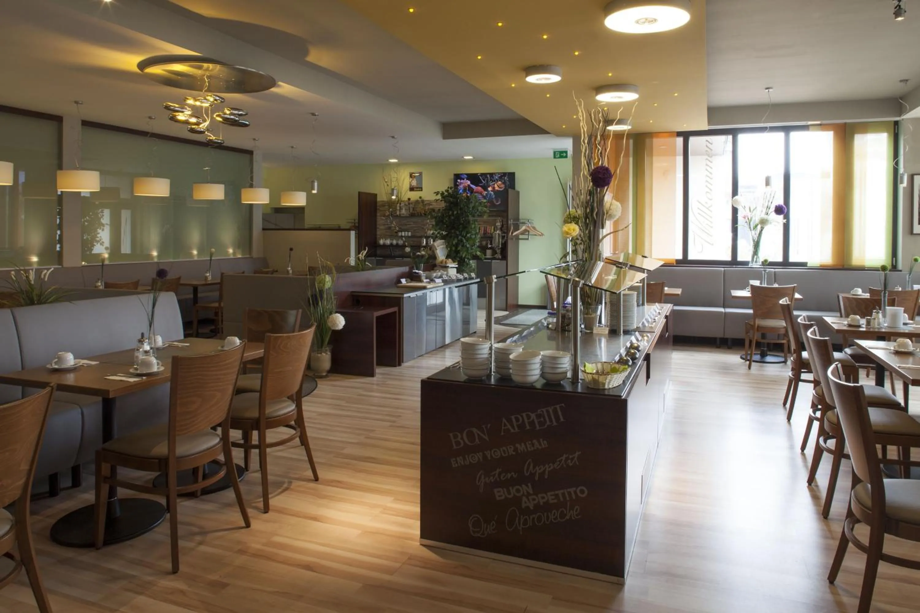 Restaurant/places to eat in Best Western Hotel Ambassador