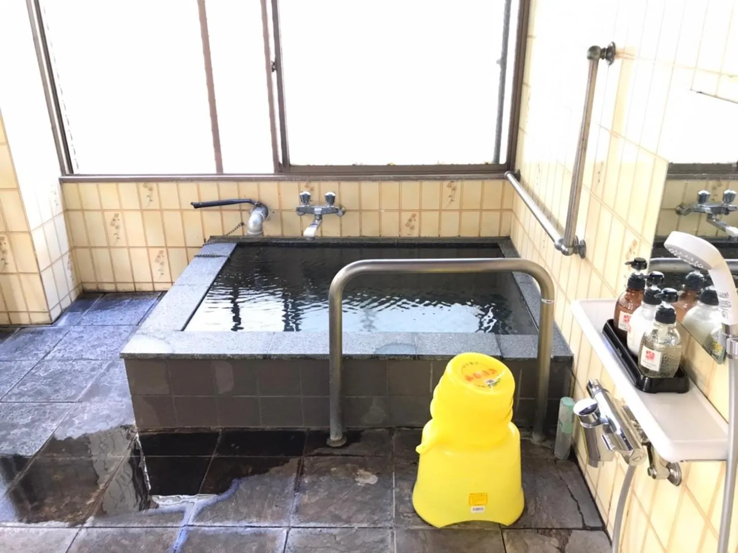 Hot Spring Bath in Share Hotel 198 Beppu