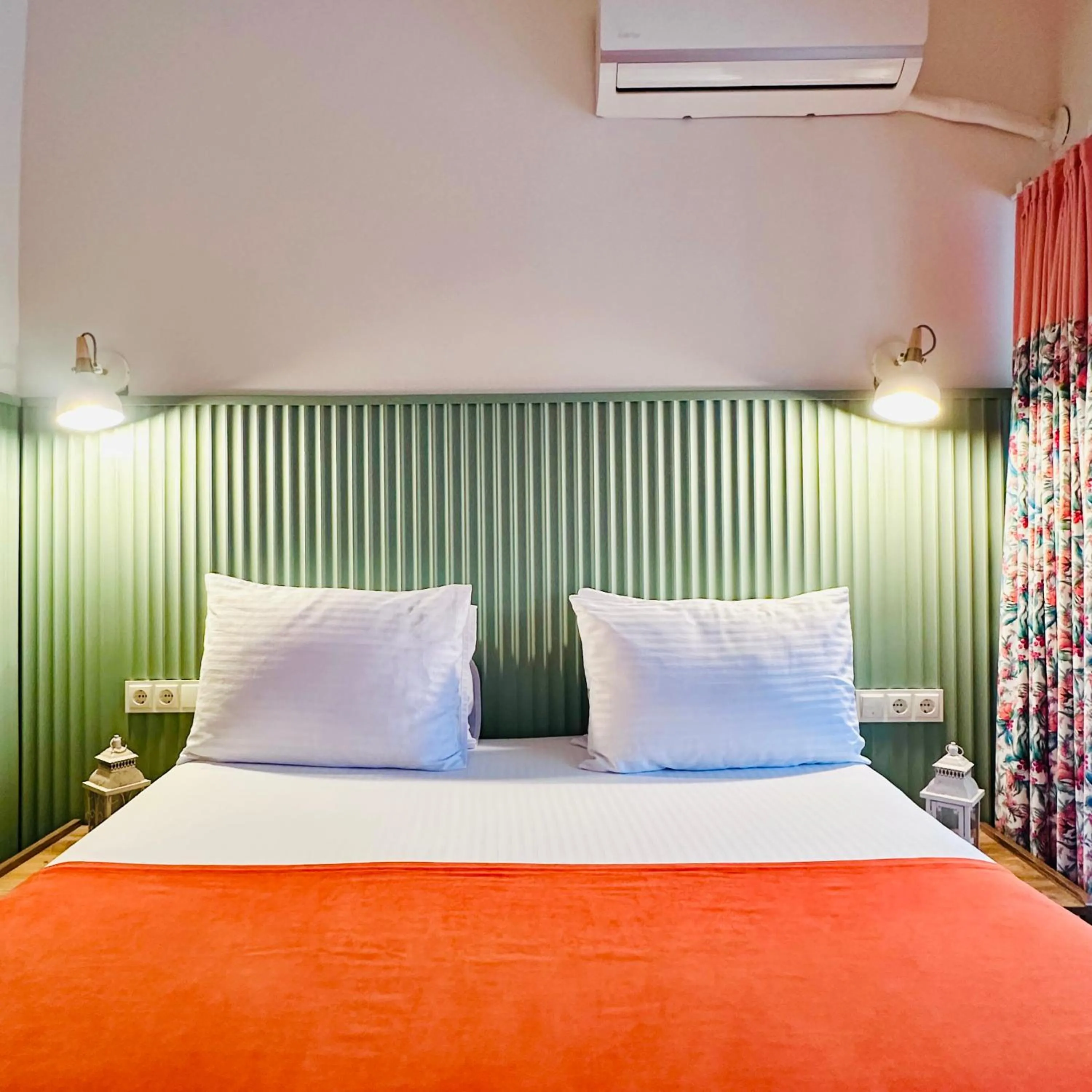 Photo of the whole room, Bed in Casa Rosa Suites