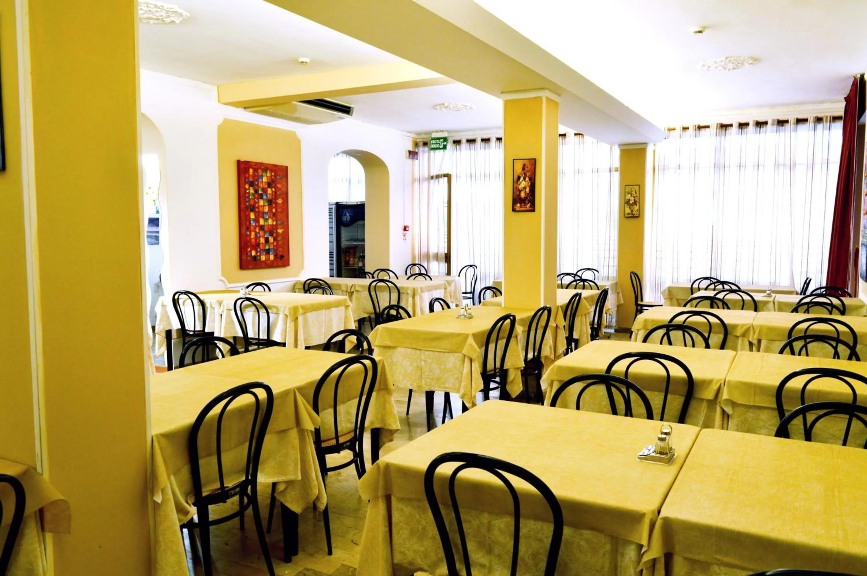 Restaurant/places to eat in Hotel Cirene