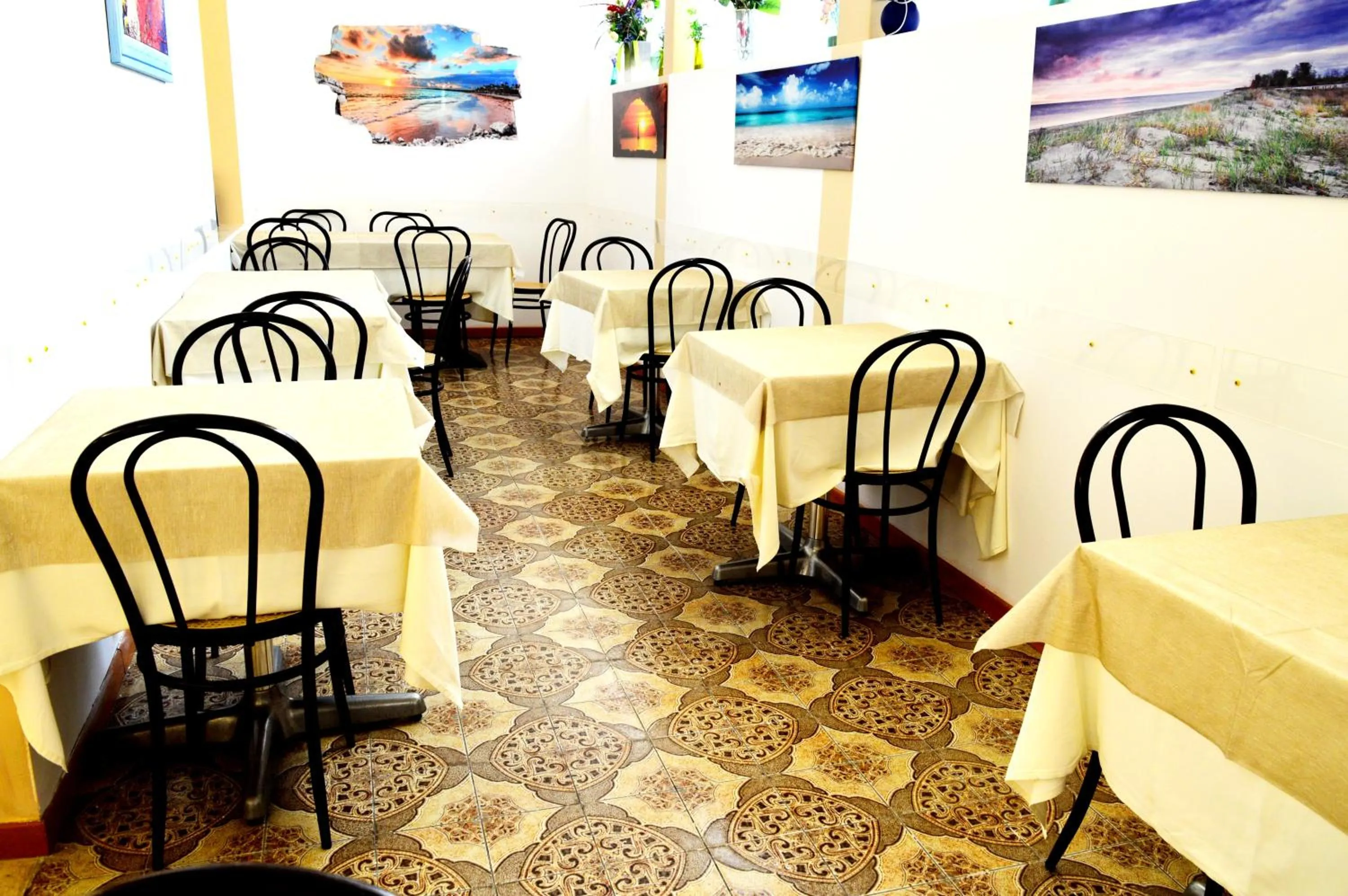 Restaurant/places to eat in Hotel Cirene