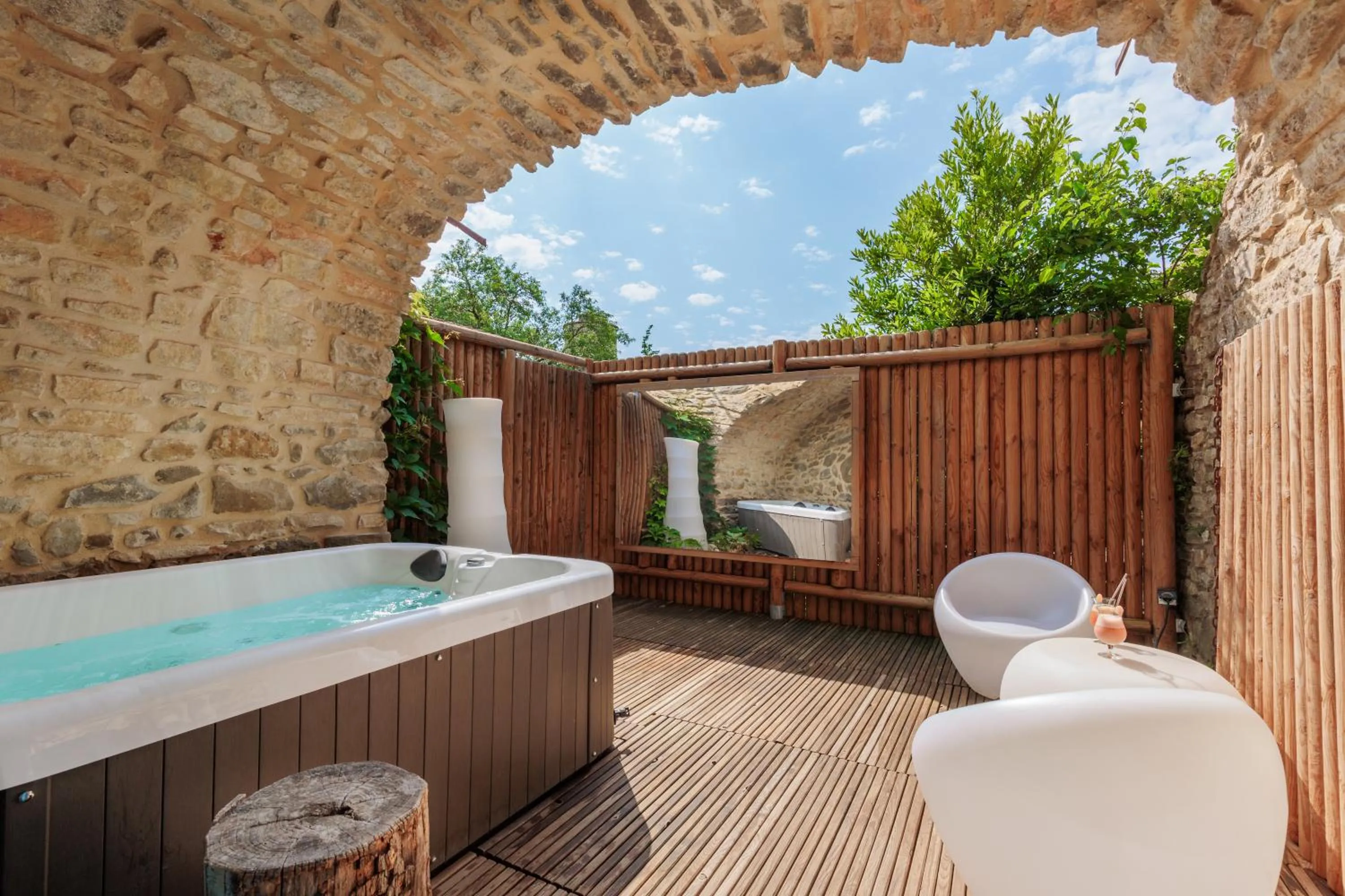 Hot Tub in Le Mas Lauralie