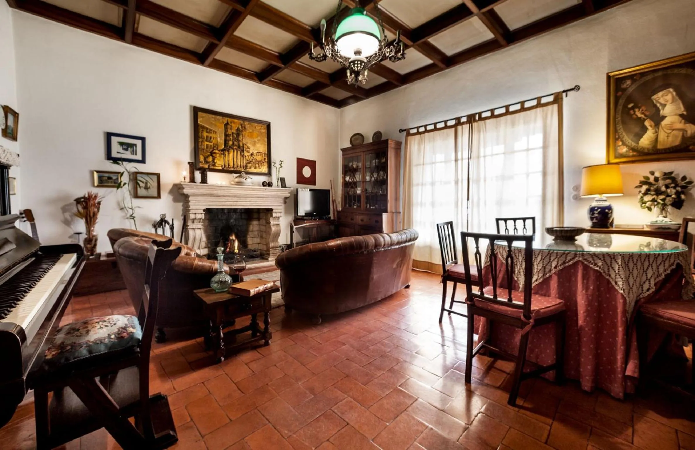 Communal lounge/ TV room in Vintage Guest House - Casa do Escritor