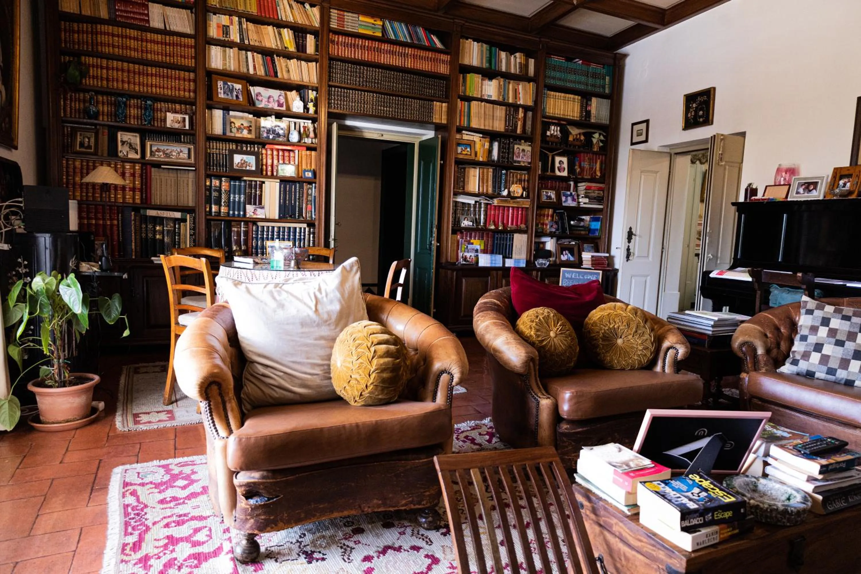Library in Vintage Guest House - Casa do Escritor