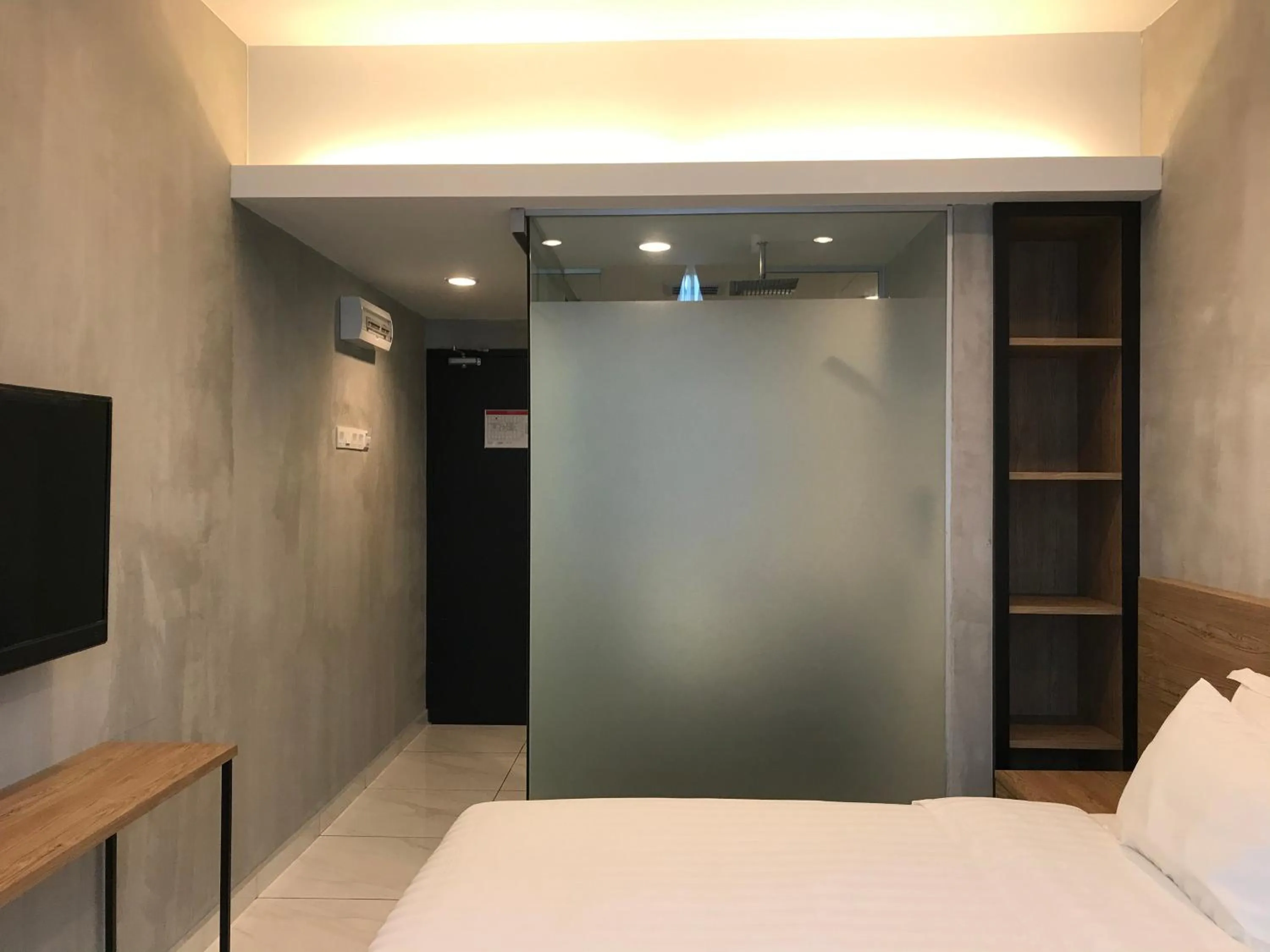 Shower, Bed in Dandelion Inn