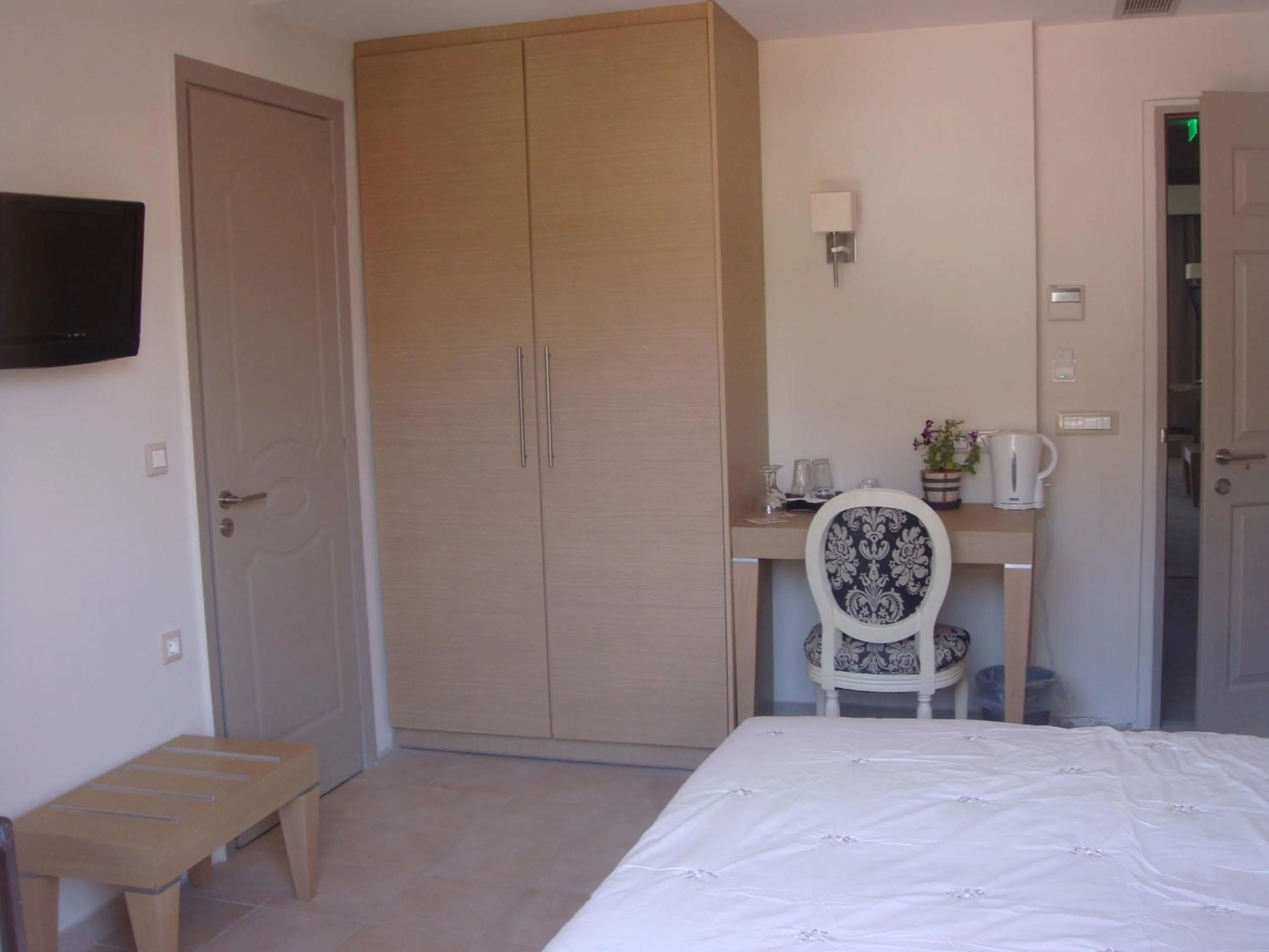 Bedroom, Bed in Dali