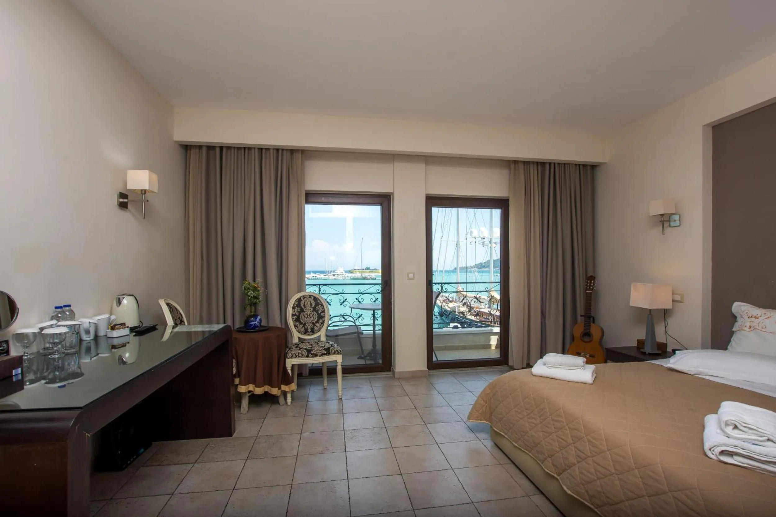 Photo of the whole room, Bed in Dali