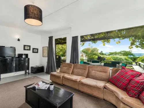 Wharewaka Bach - Lake Taupo Holiday Home