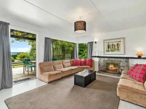Wharewaka Bach - Lake Taupo Holiday Home