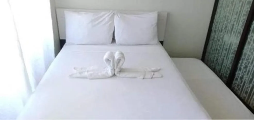 Bed in ONE OASIS B2 back of SM MALL free pool wifi