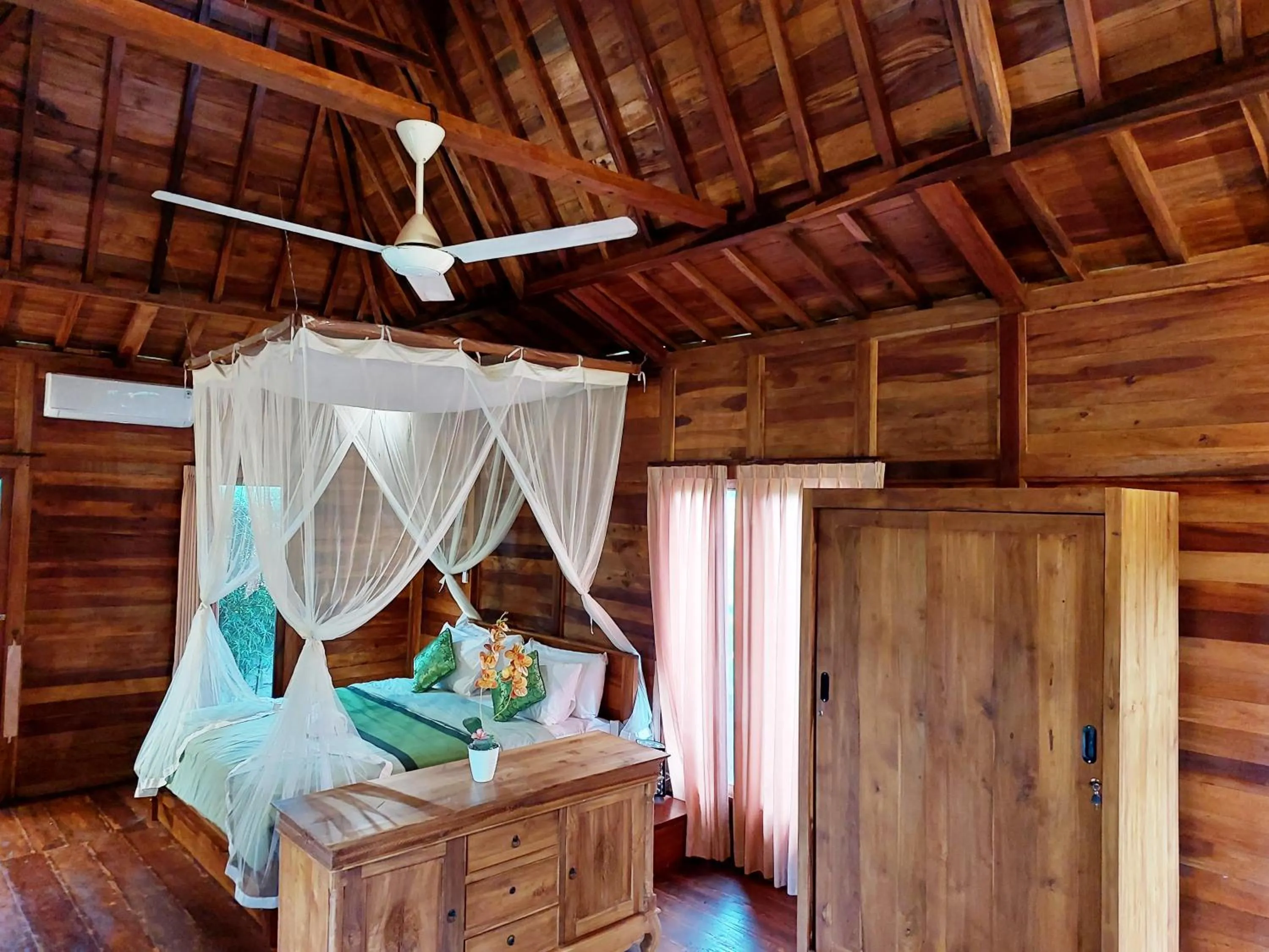 Bed in Shivananda Antique Villas by EPS