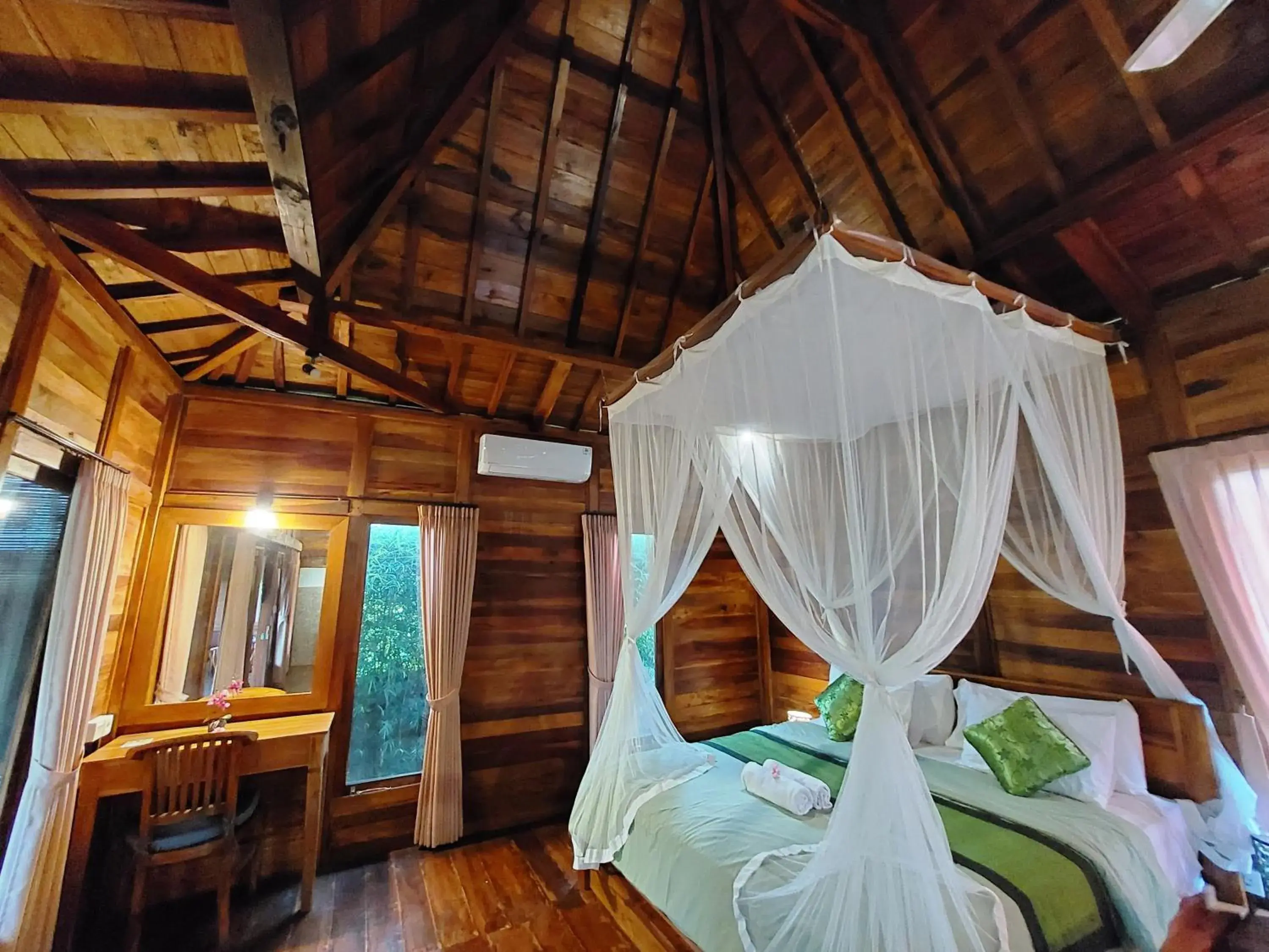 Bed in Shivananda Antique Villas by EPS Bed in Shivananda Antique Villas by EPS