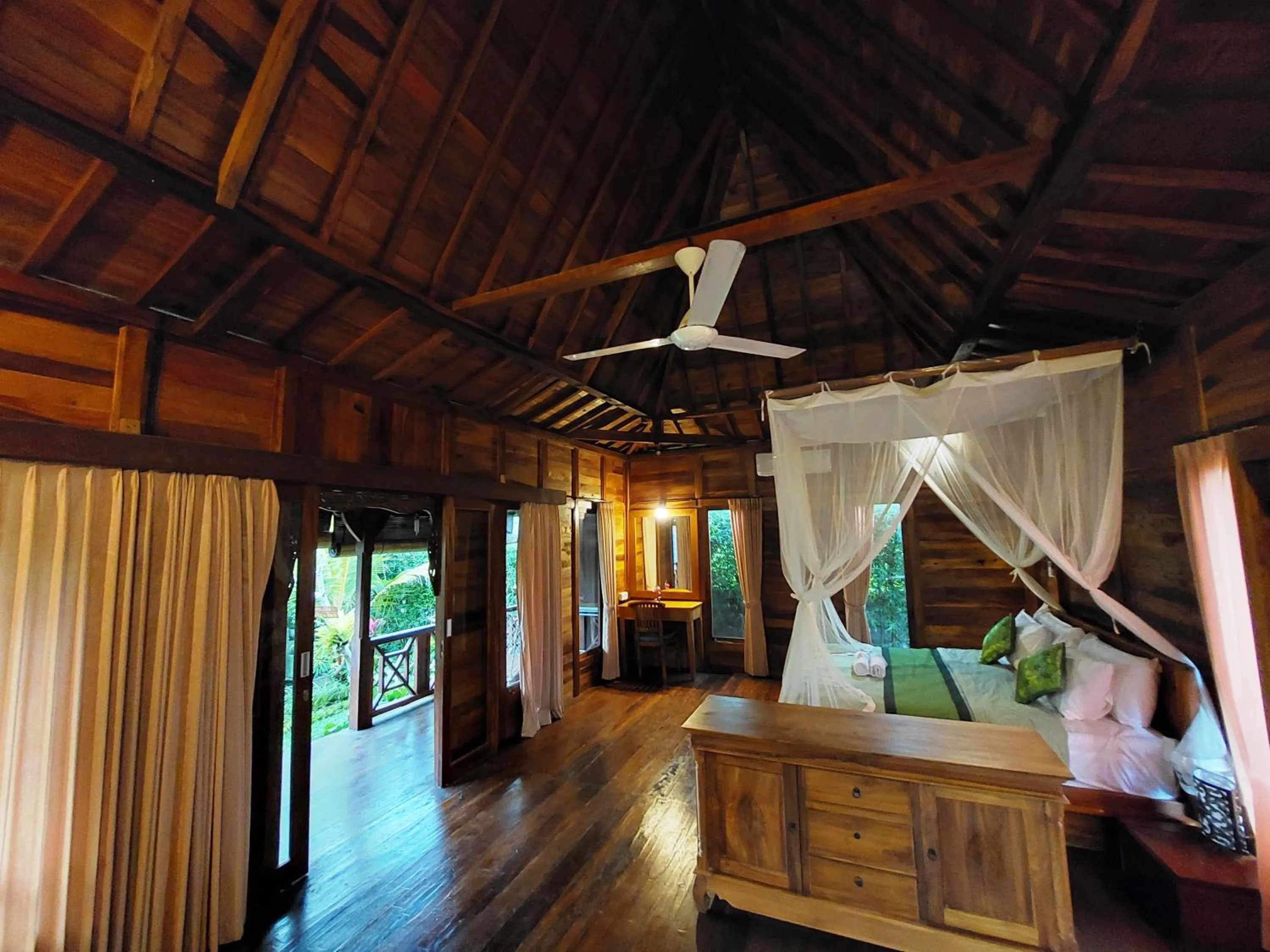 Bed in Shivananda Antique Villas by EPS