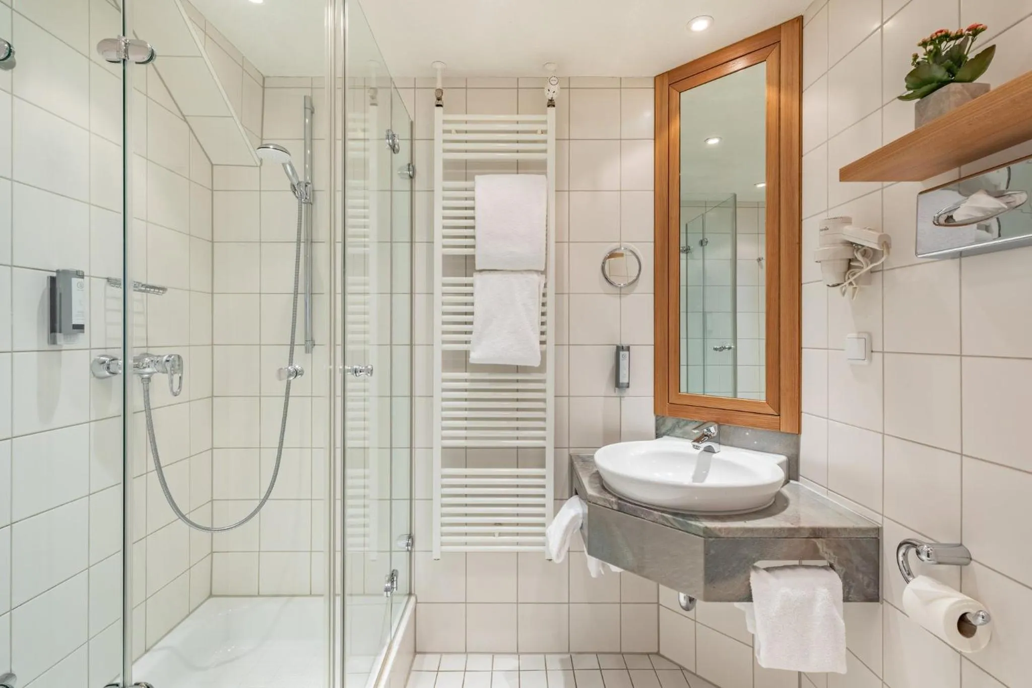 Bathroom in Garner Hotel Essen - Handelshof by IHG