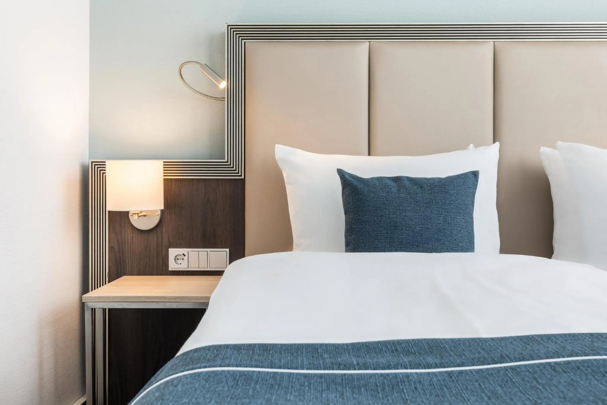 Photo of the whole room, Bed in Garner Hotel Essen - Handelshof by IHG