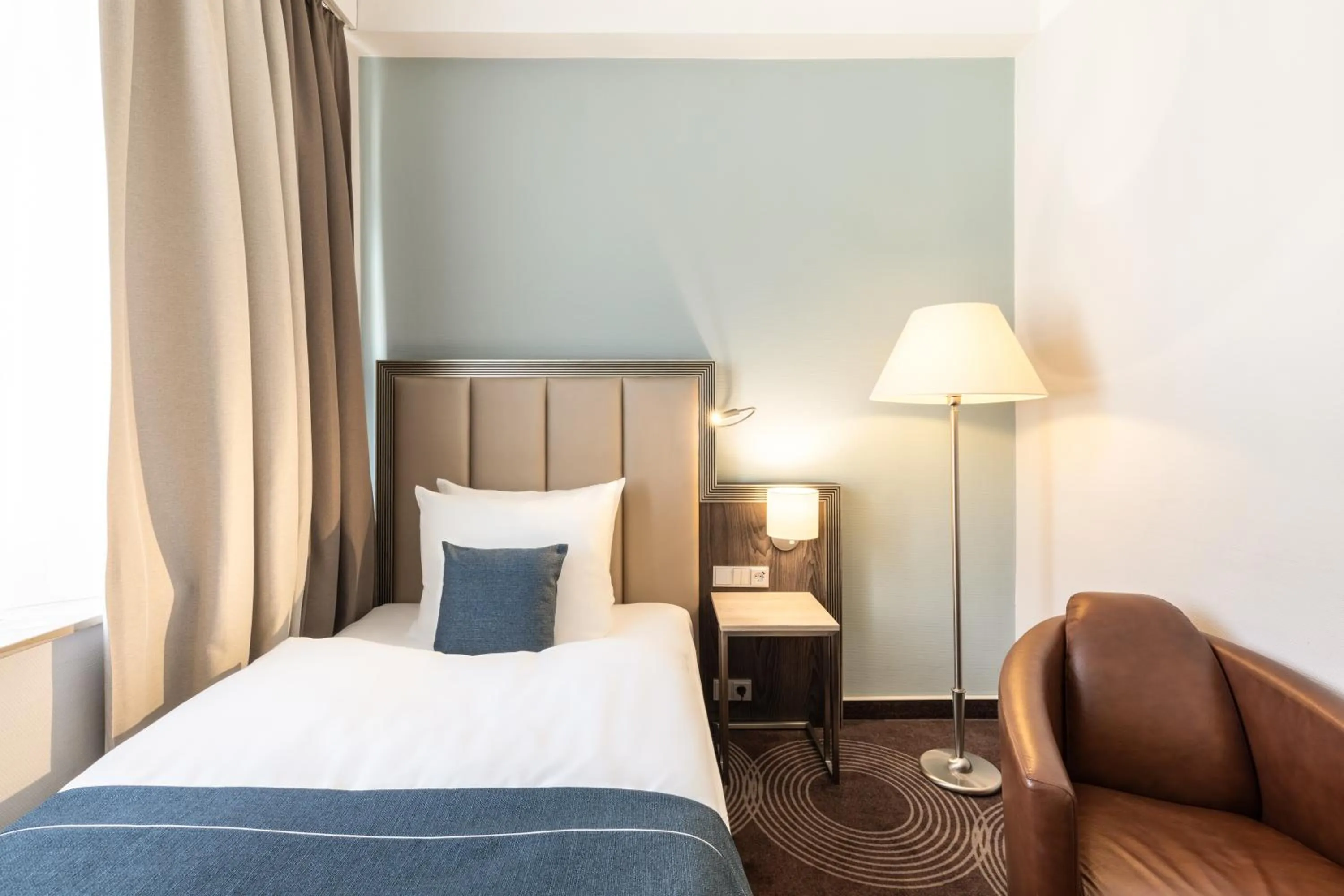 Photo of the whole room, Bed in Garner Hotel Essen - Handelshof by IHG