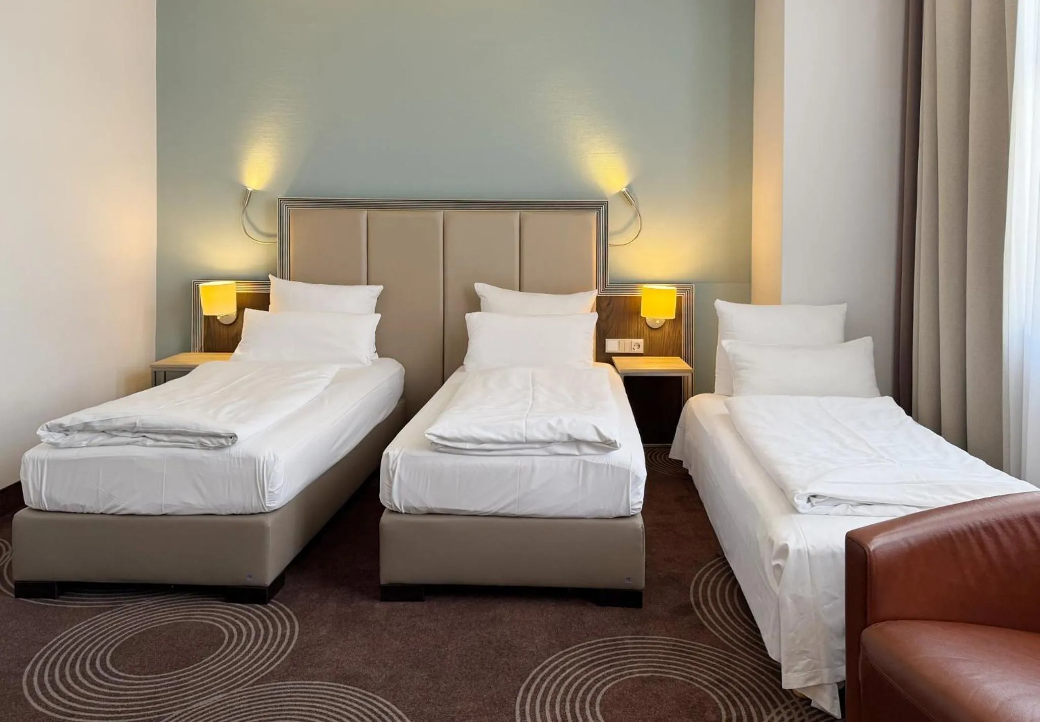 Photo of the whole room, Bed in Garner Hotel Essen - Handelshof by IHG