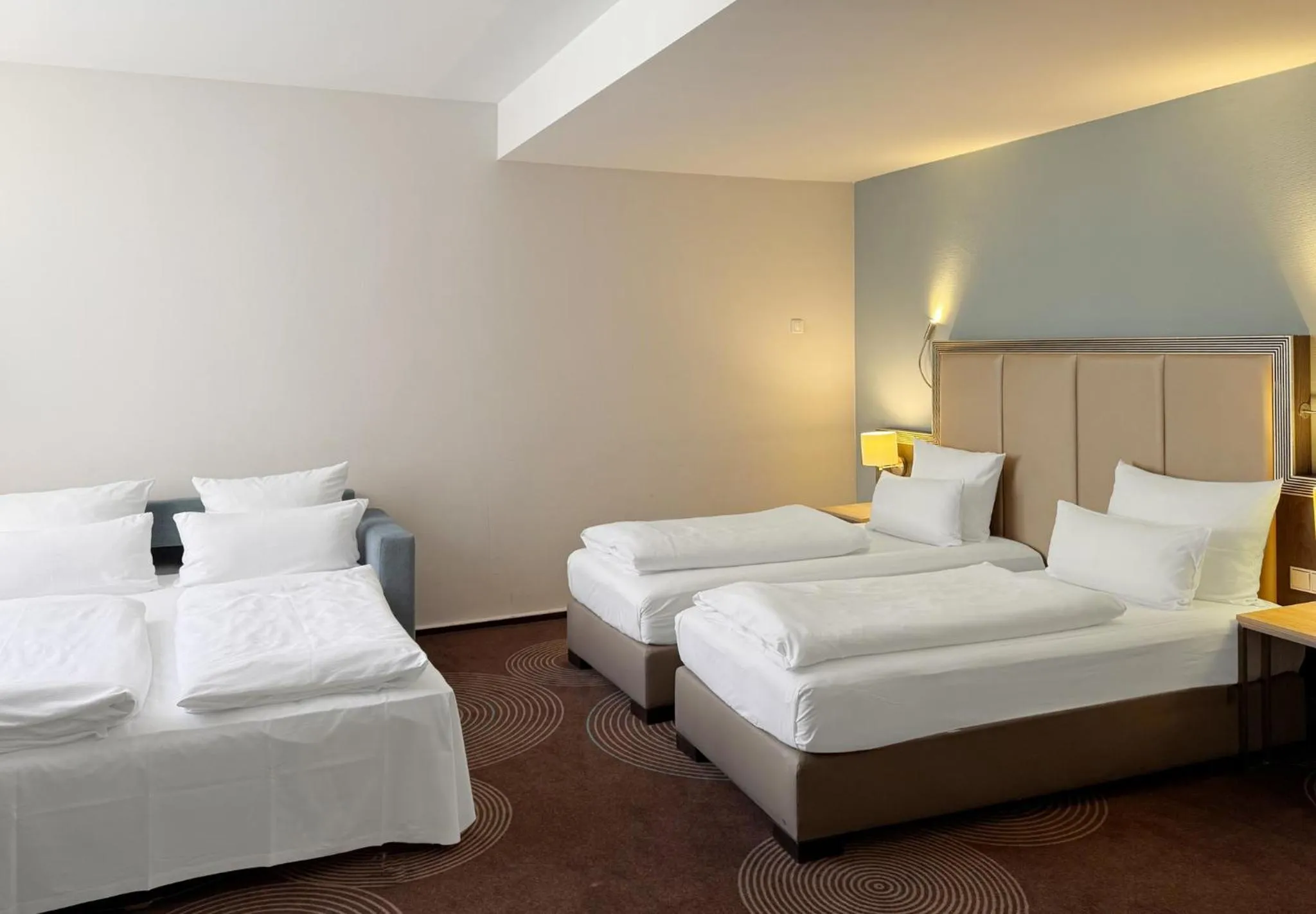 Photo of the whole room, Bed in Garner Hotel Essen - Handelshof by IHG