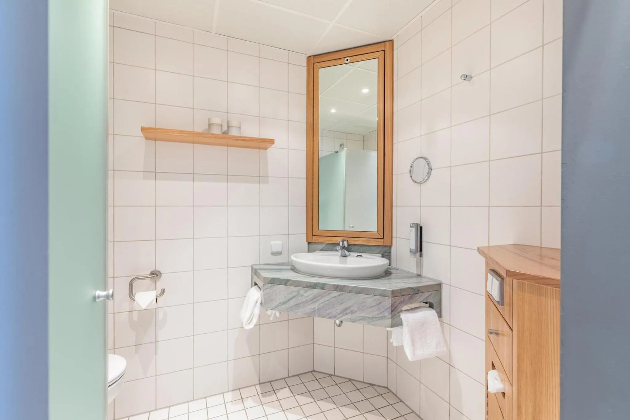 Bathroom in Garner Hotel Essen - Handelshof by IHG