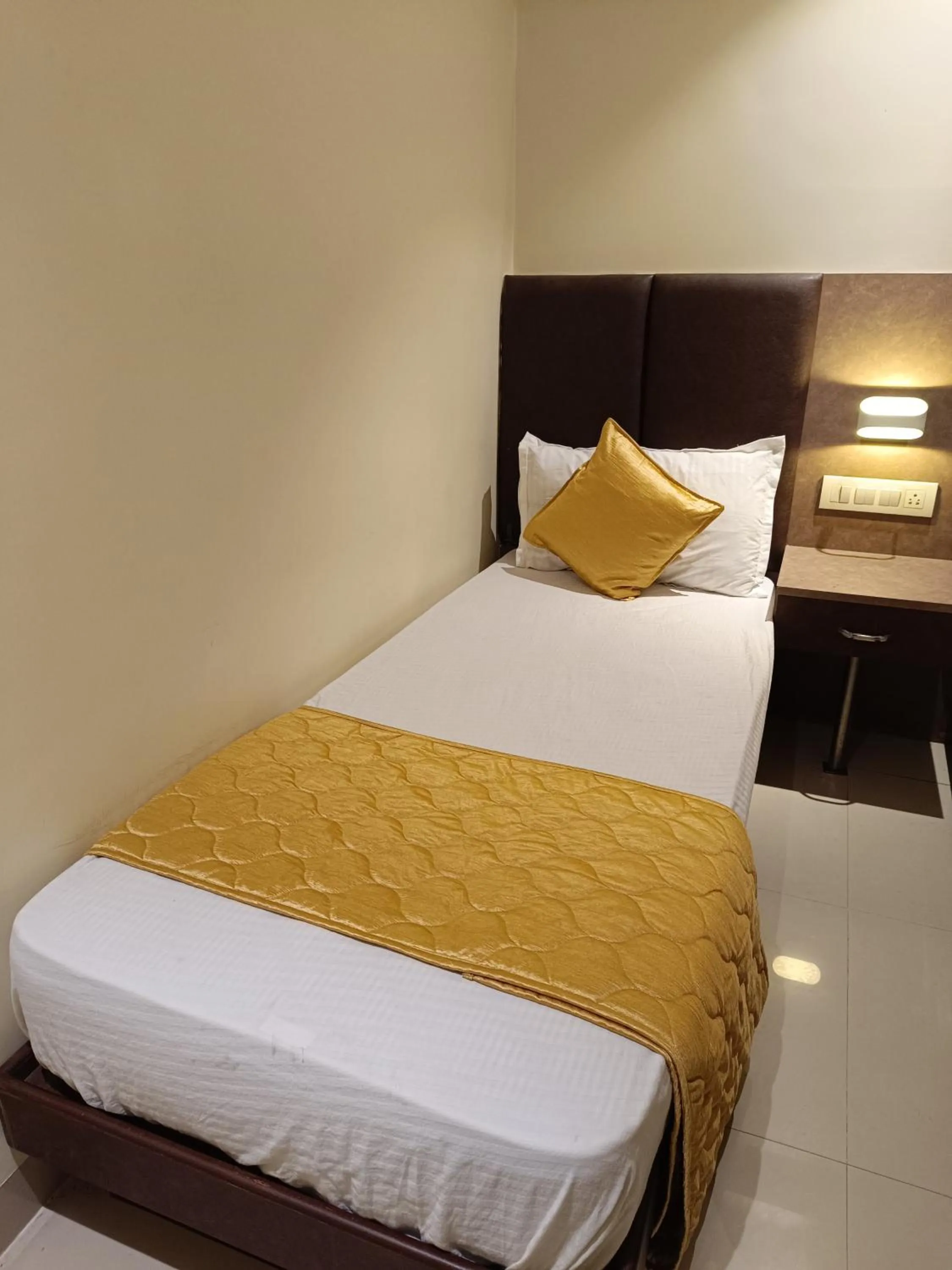 Bed in Hotel West INN-Near Mumbai International Airport