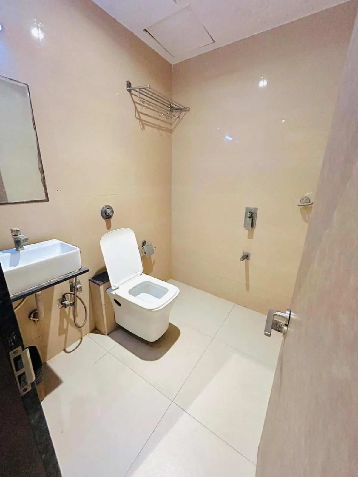 Bathroom in Hotel West Inn-Near Mumbai International Airport