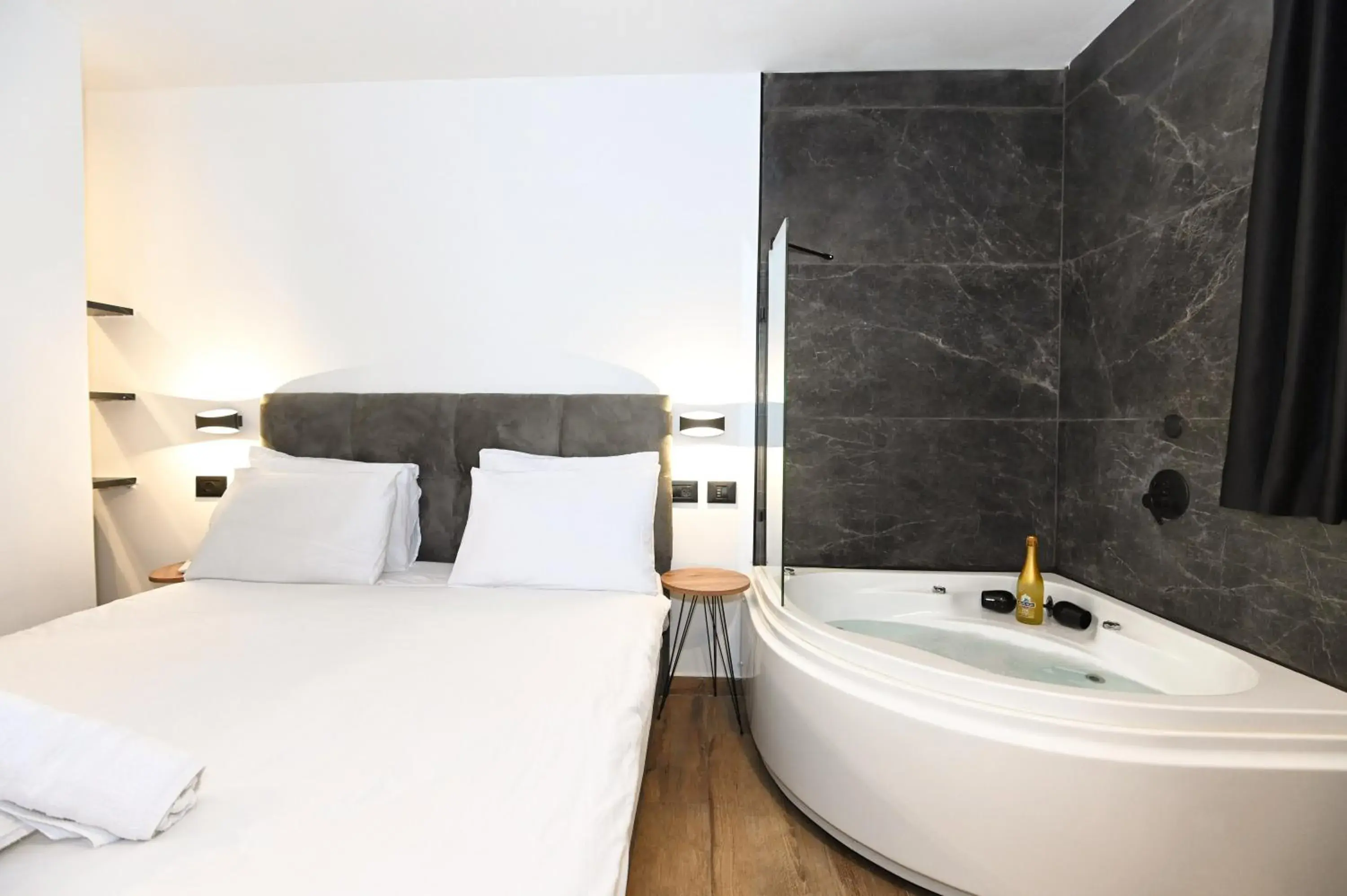 Suite with Hot Tub in Selfie's Boutique Hotel Suite with Hot Tub in Selfie's Boutique Hotel