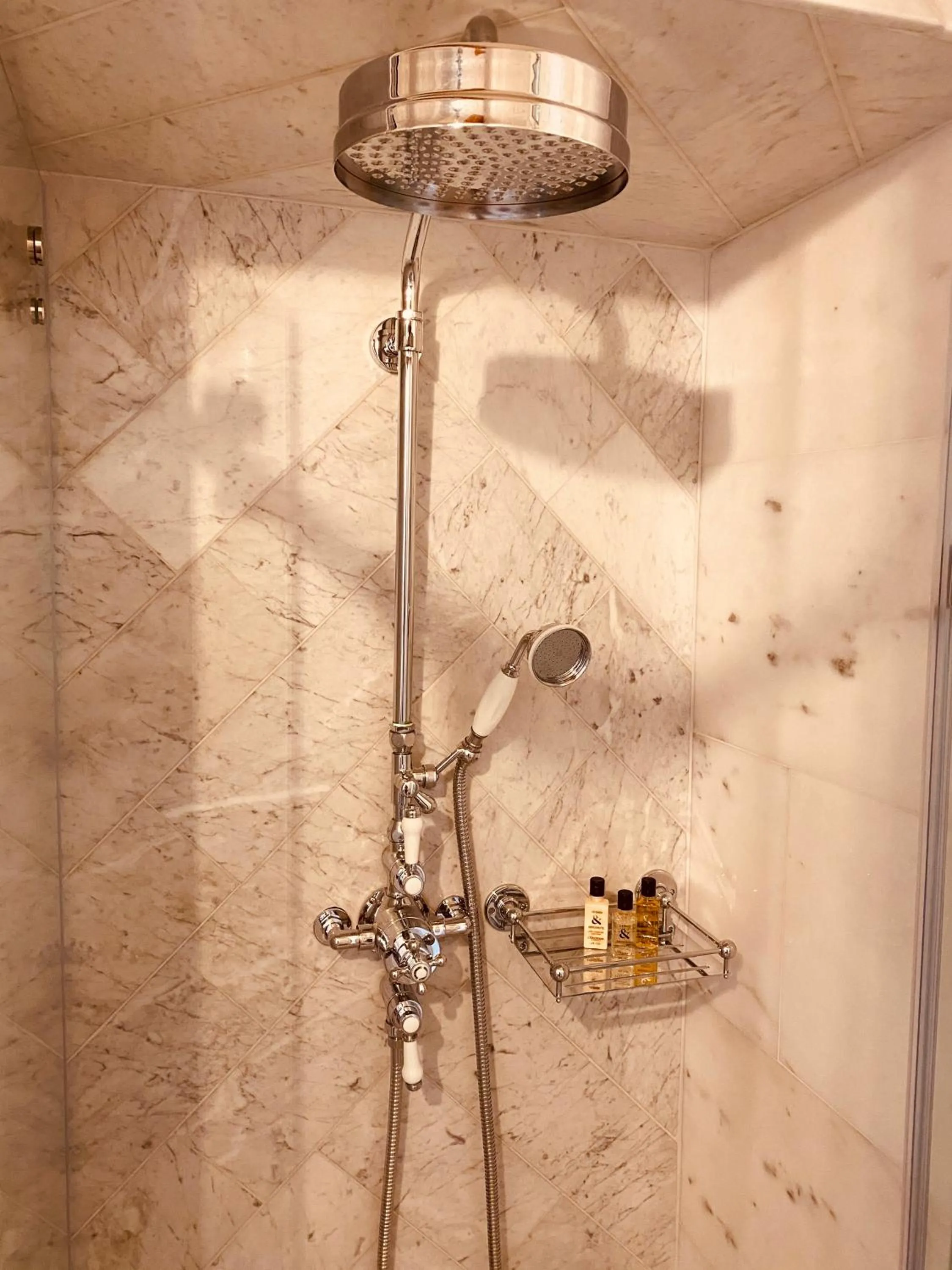 Shower in Lulu Boutique Hotel