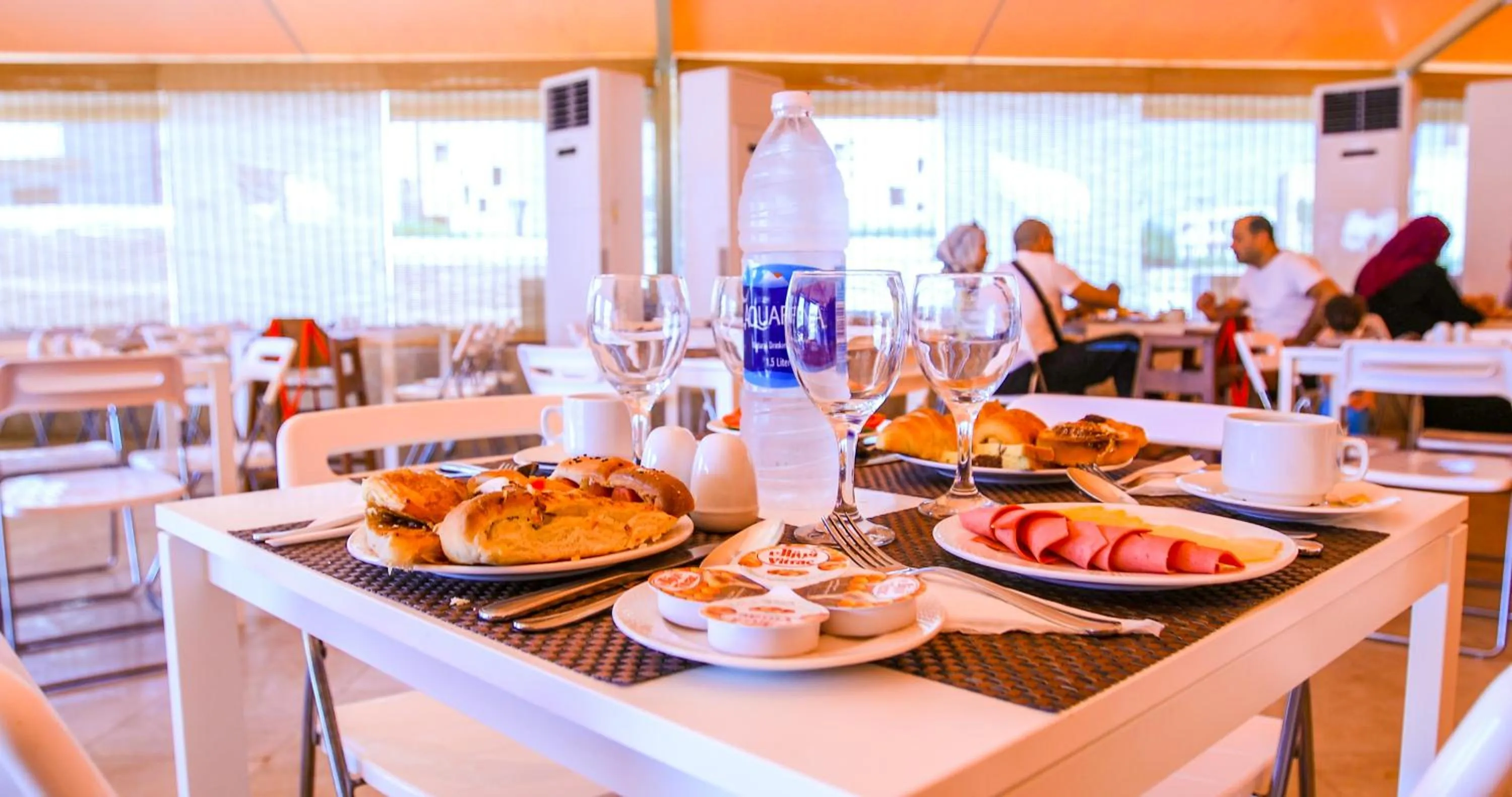 Restaurant/places to eat in Green Leaves Hotel