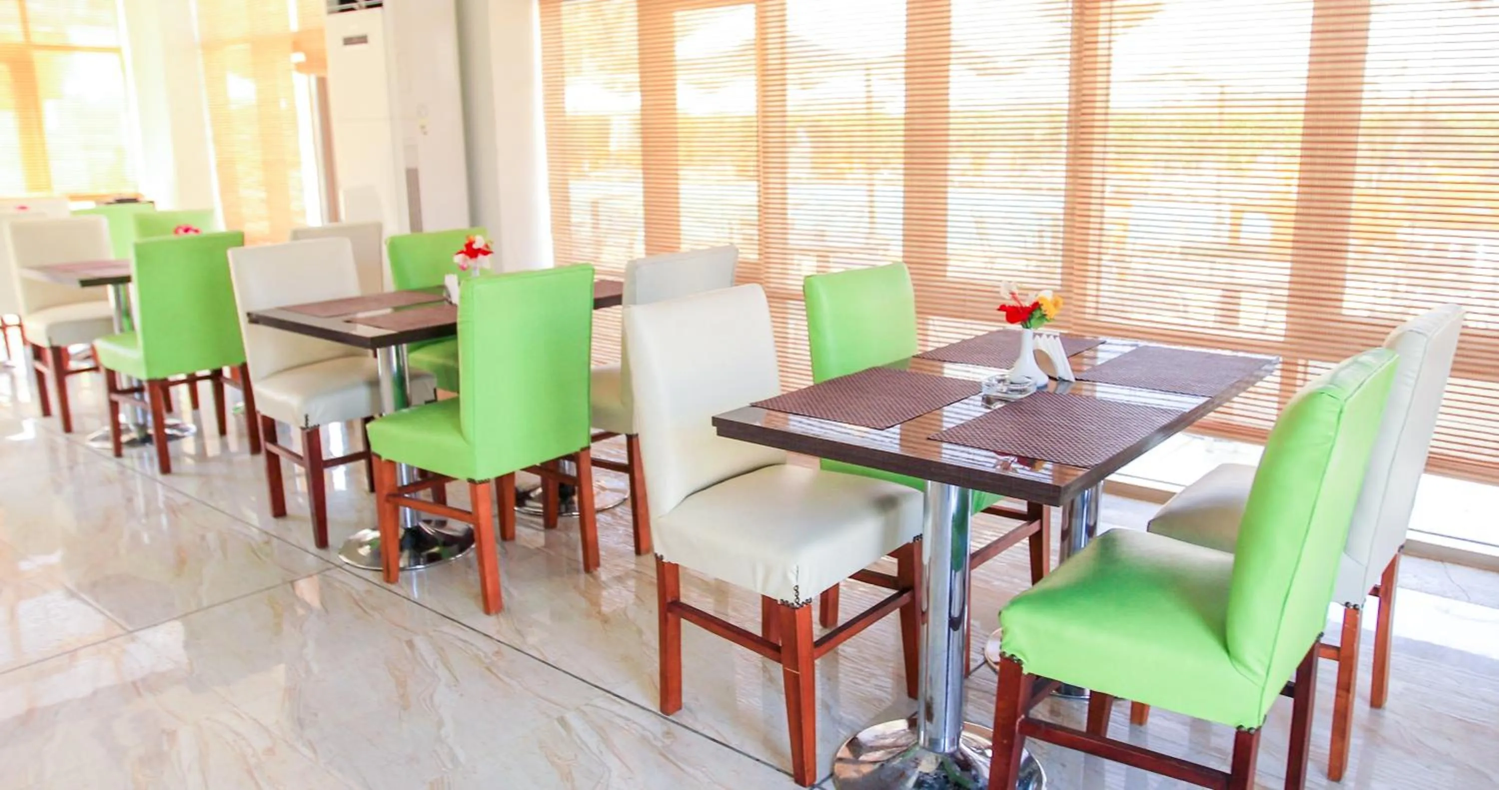 Restaurant/places to eat in Green Leaves Hotel