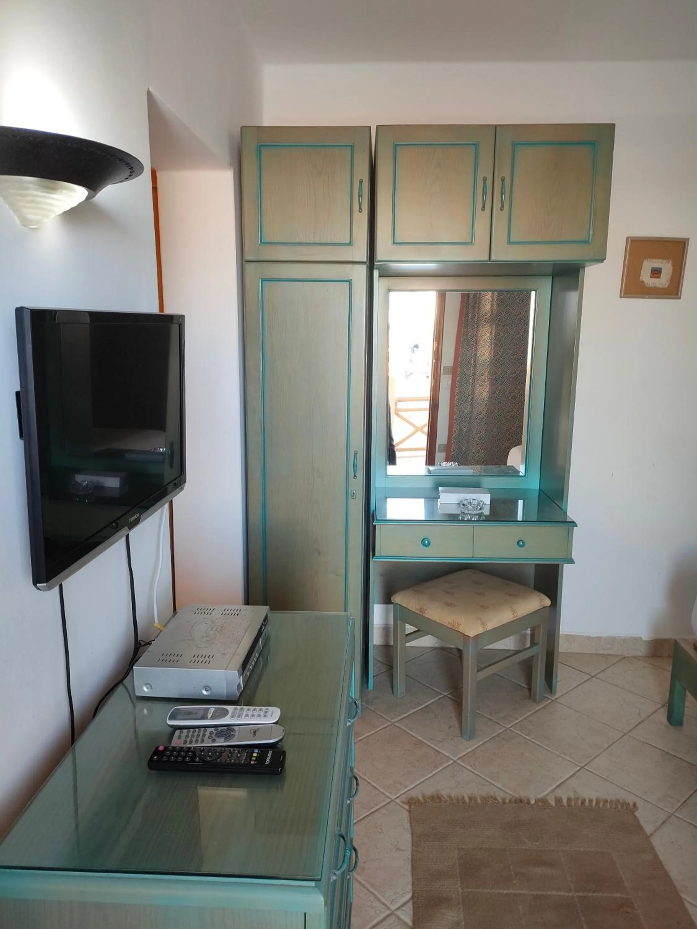 TV and multimedia in Green Leaves Hotel