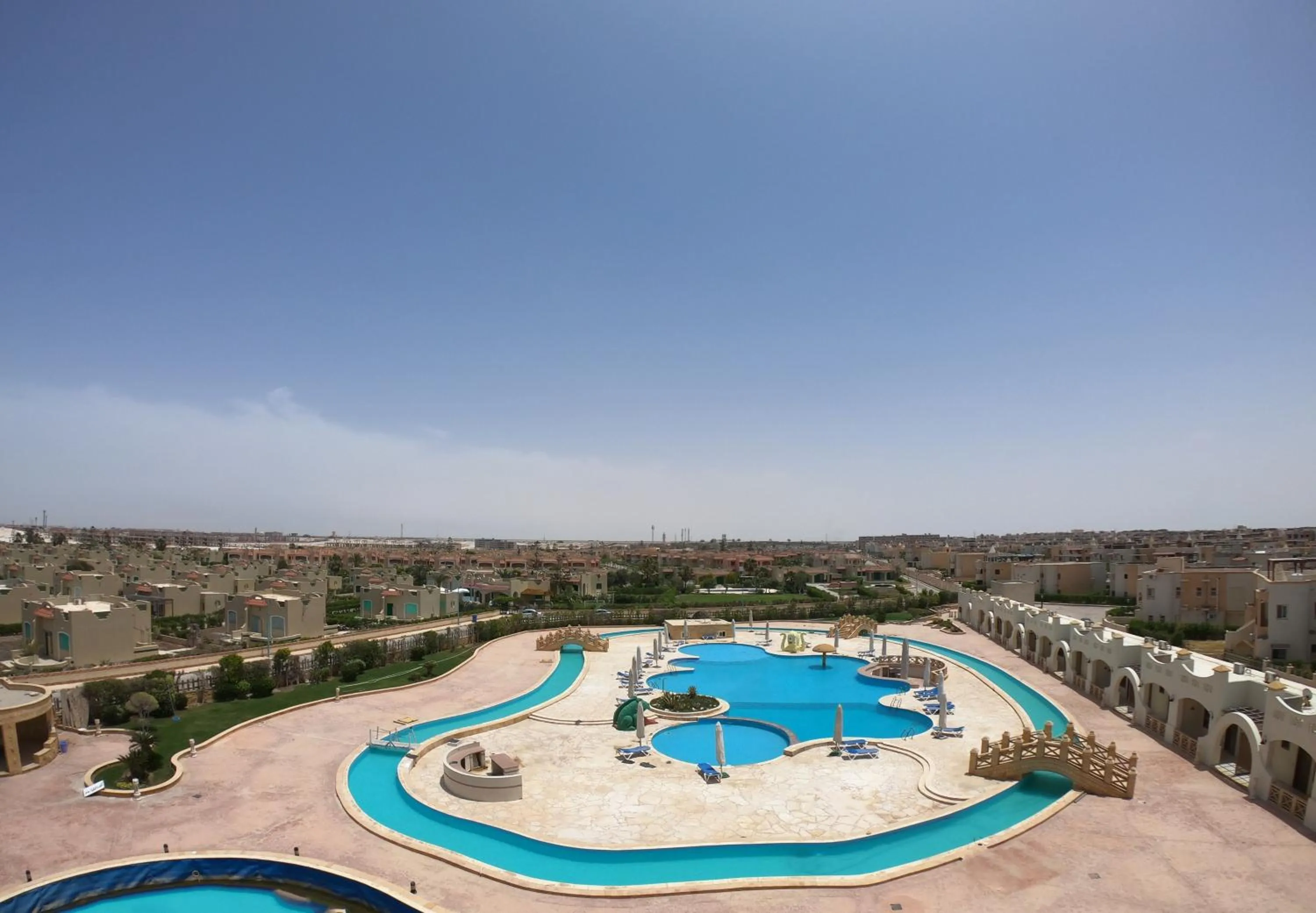 Pool view in Green Leaves Hotel