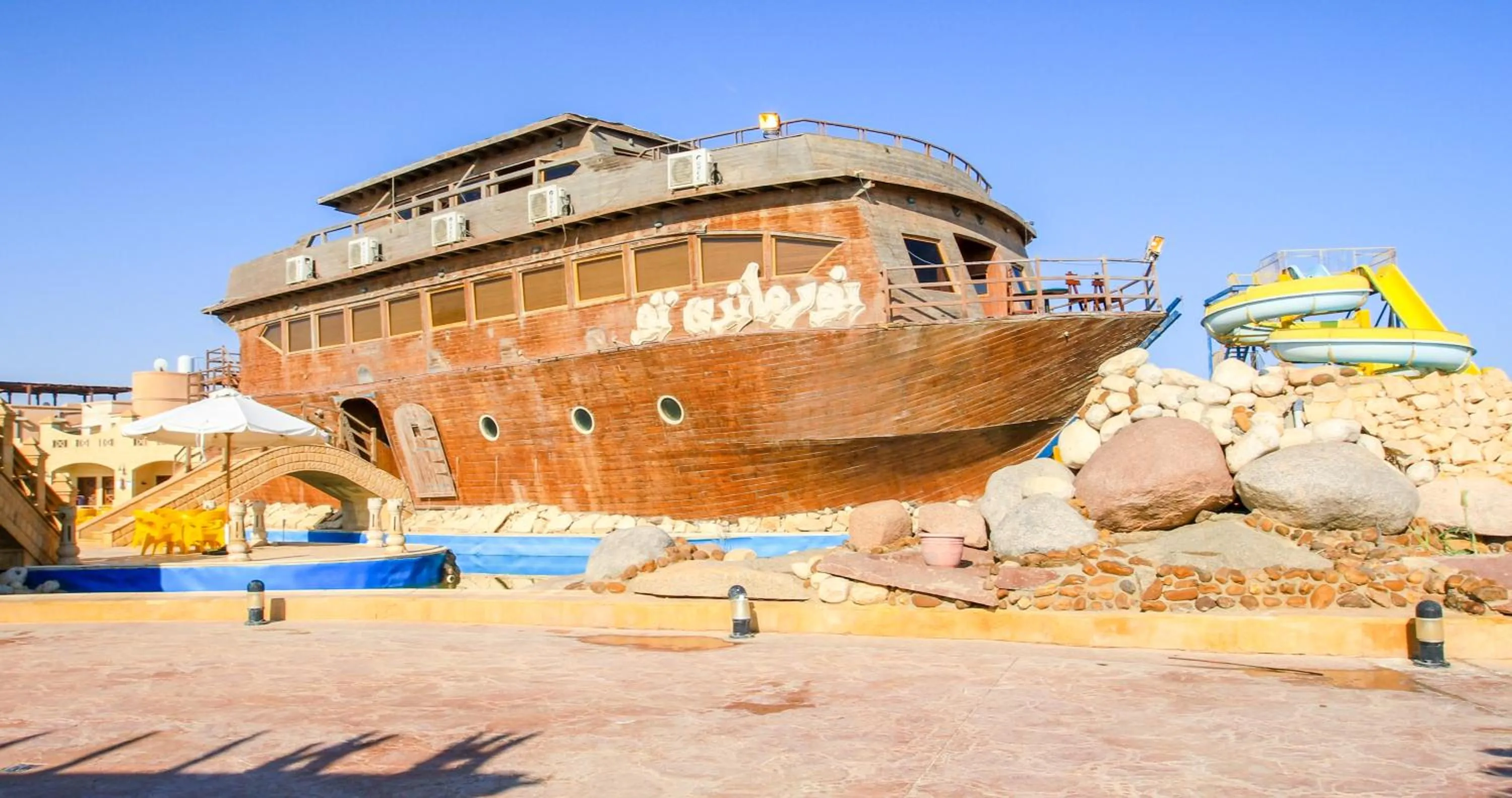 Swimming pool in Green Leaves Hotel