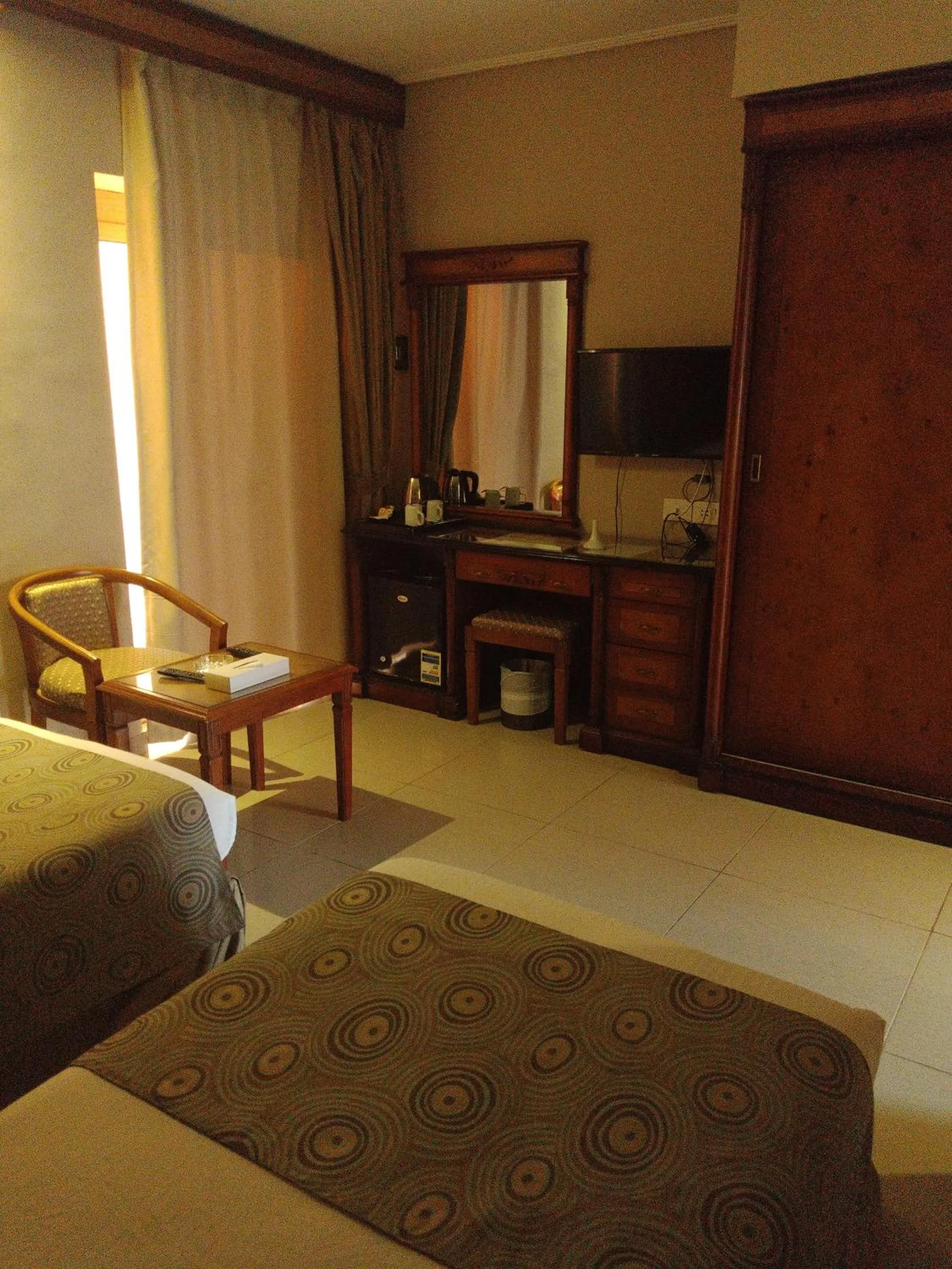 TV and multimedia in Green Leaves Hotel