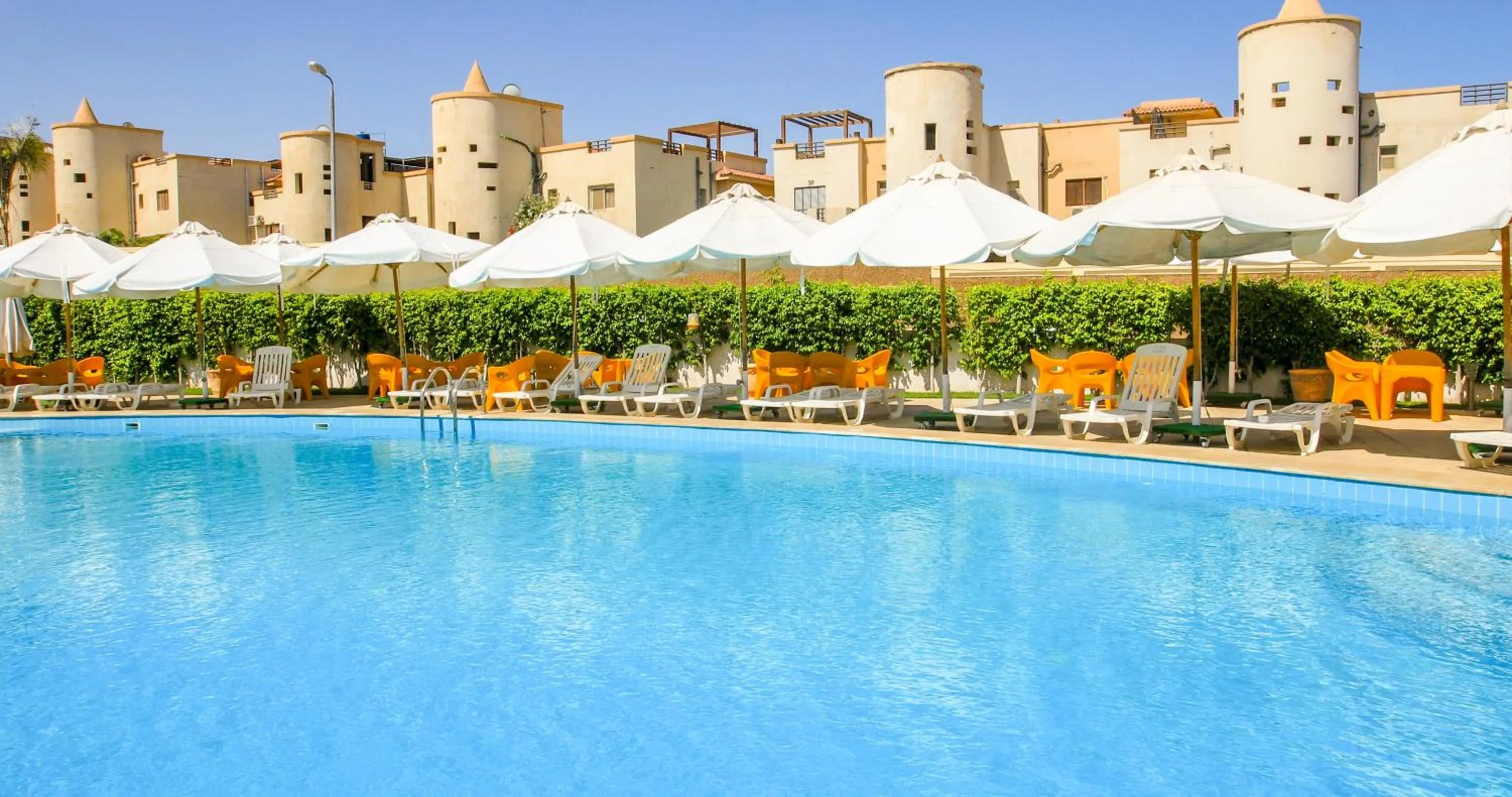 Swimming pool in Green Leaves Hotel