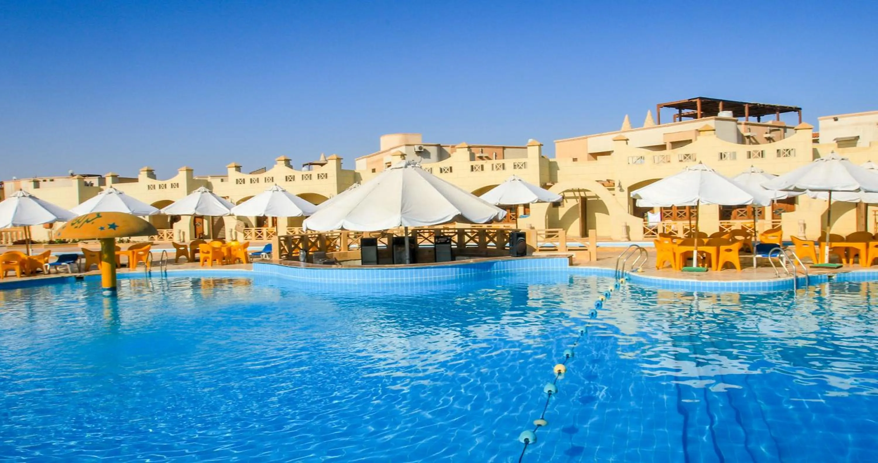 Swimming pool in Green Leaves Hotel