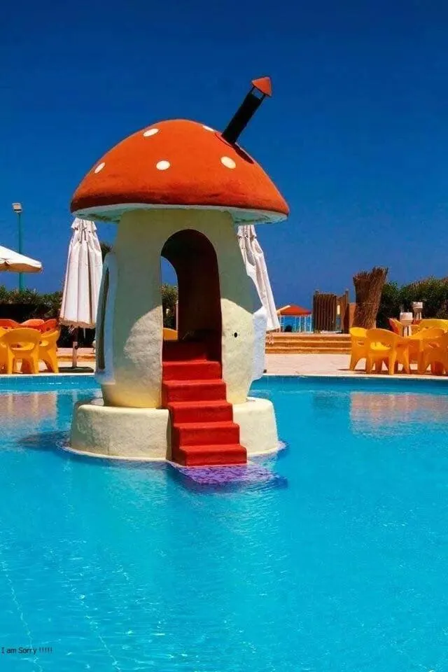 Swimming pool in Green Leaves Hotel