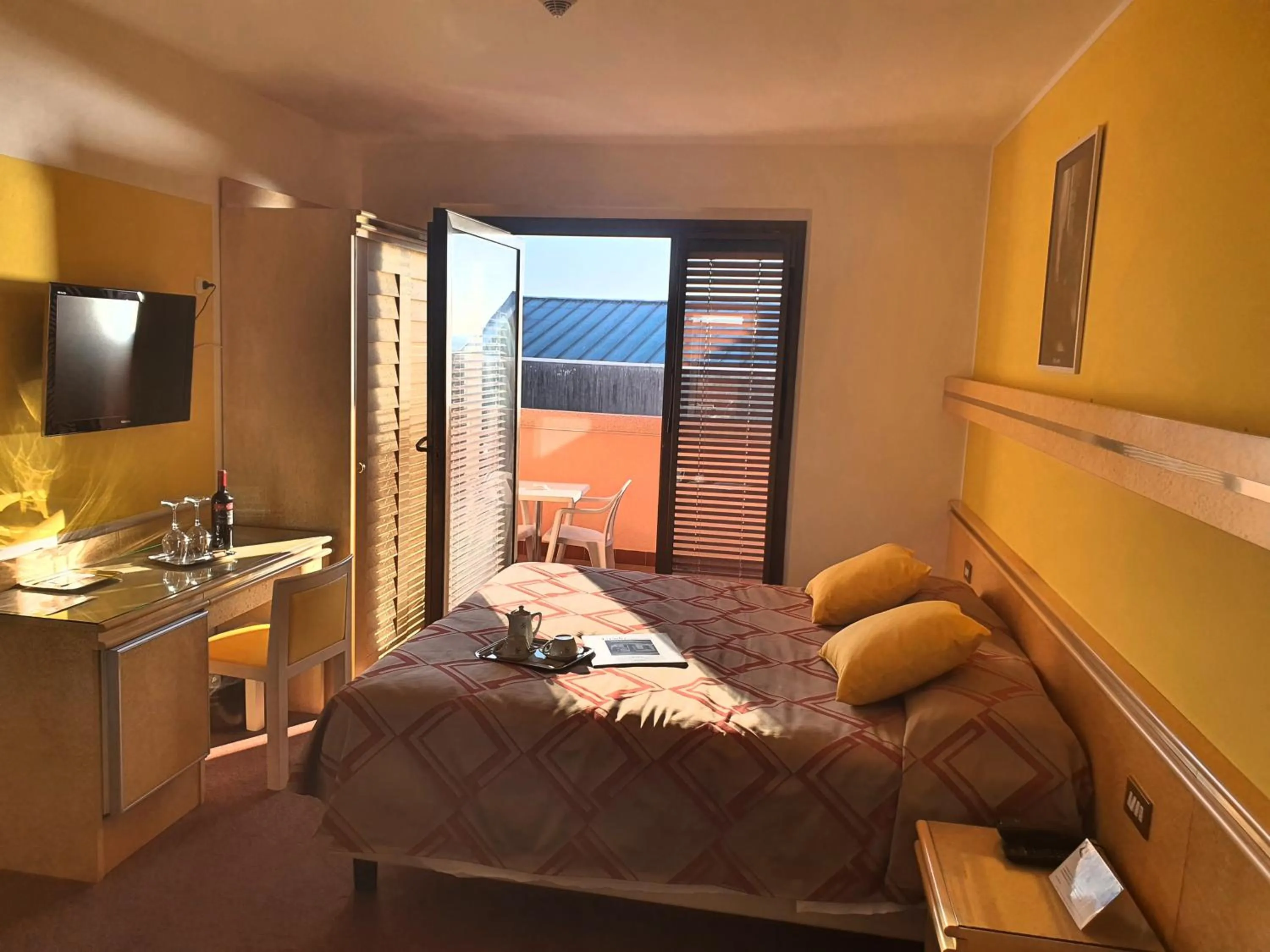 Balcony/Terrace, Bed in Hotel Antares