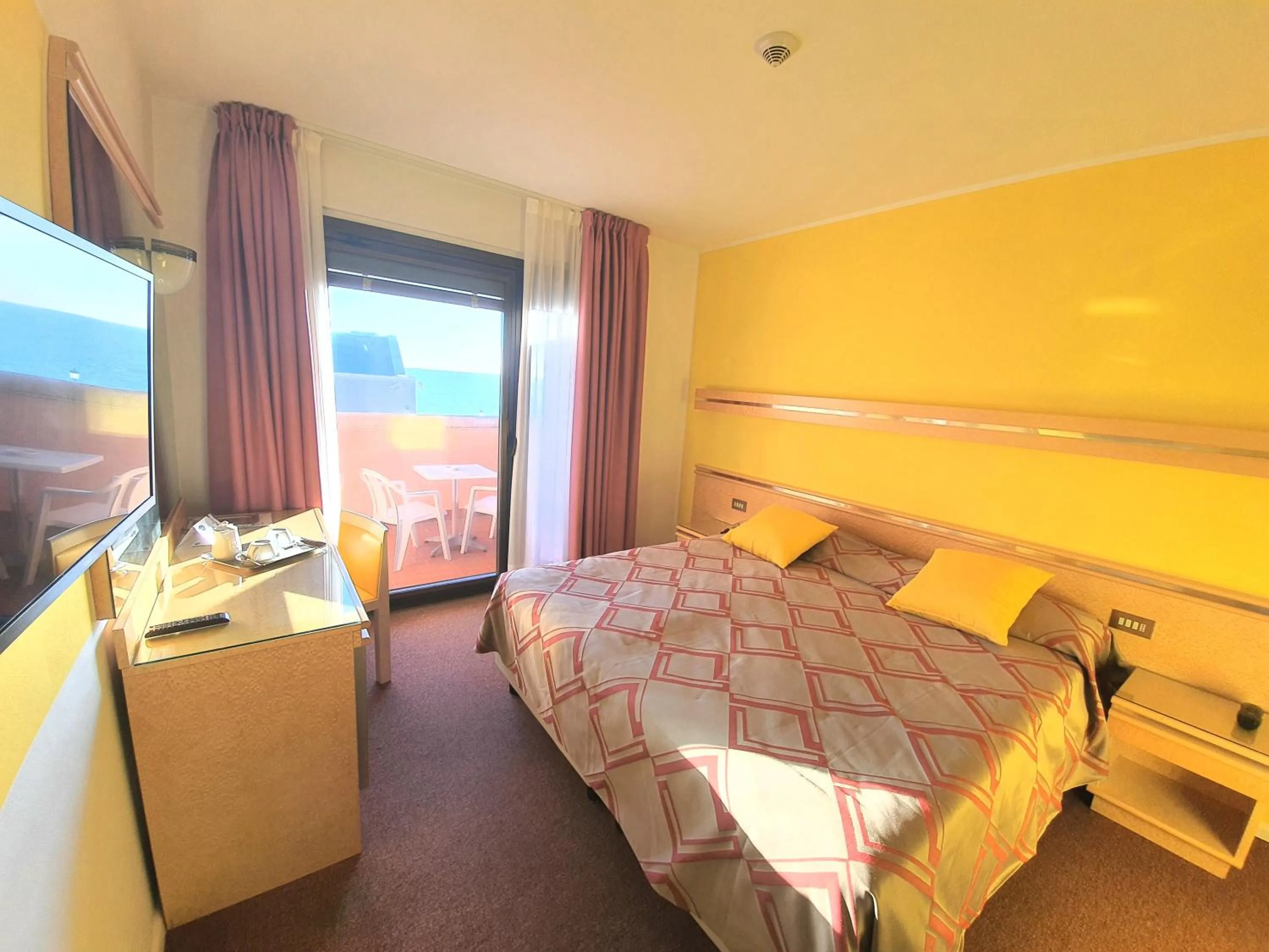 Balcony/Terrace, Bed in Hotel Antares