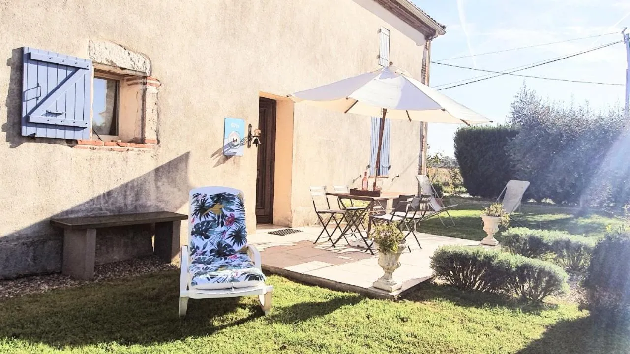 Patio in L'OUSTAL D'ADELE proche Canal du Midi et Moissac