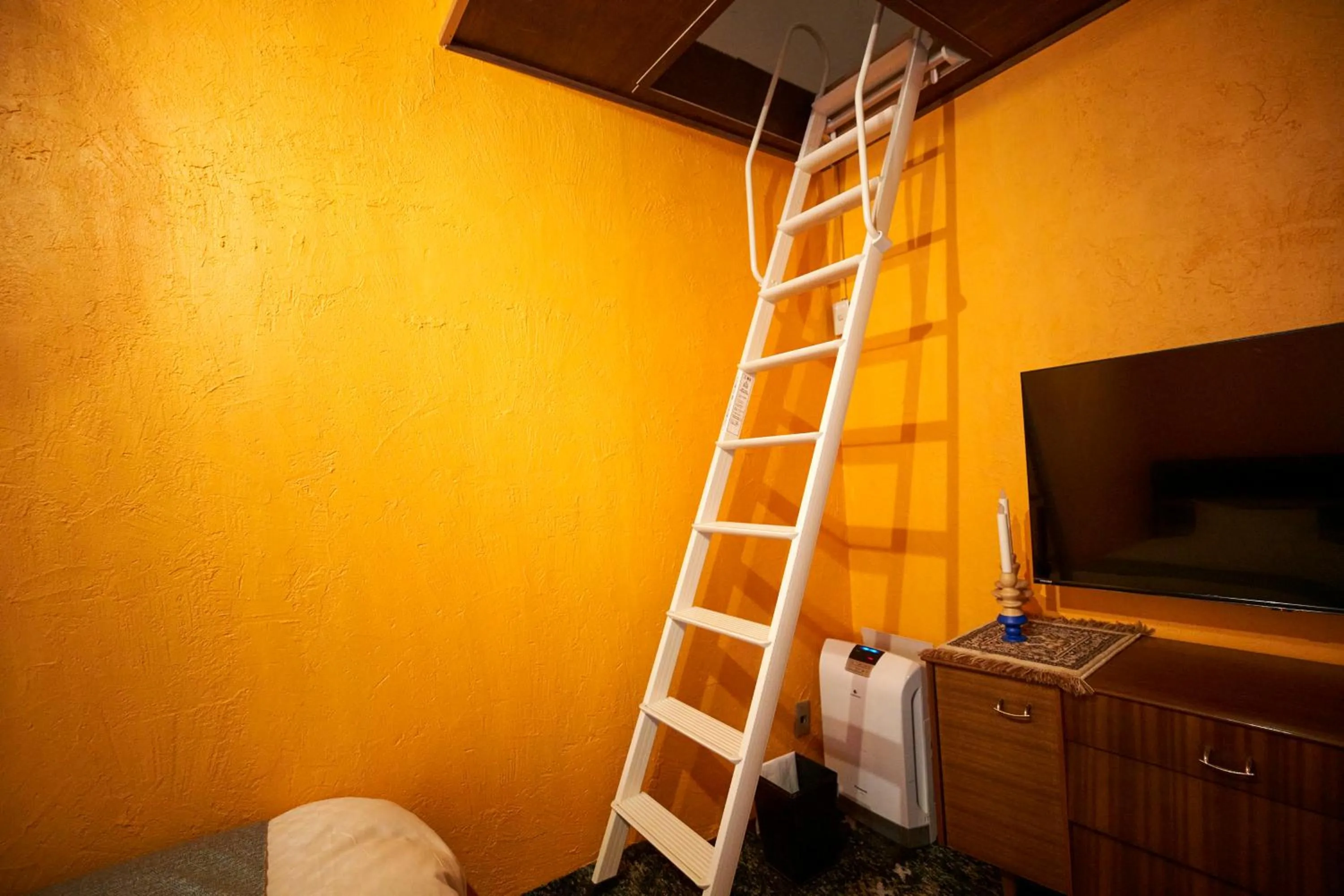 Bedroom, TV/Entertainment Center in Kyoto Machiya Ryokan Cinq