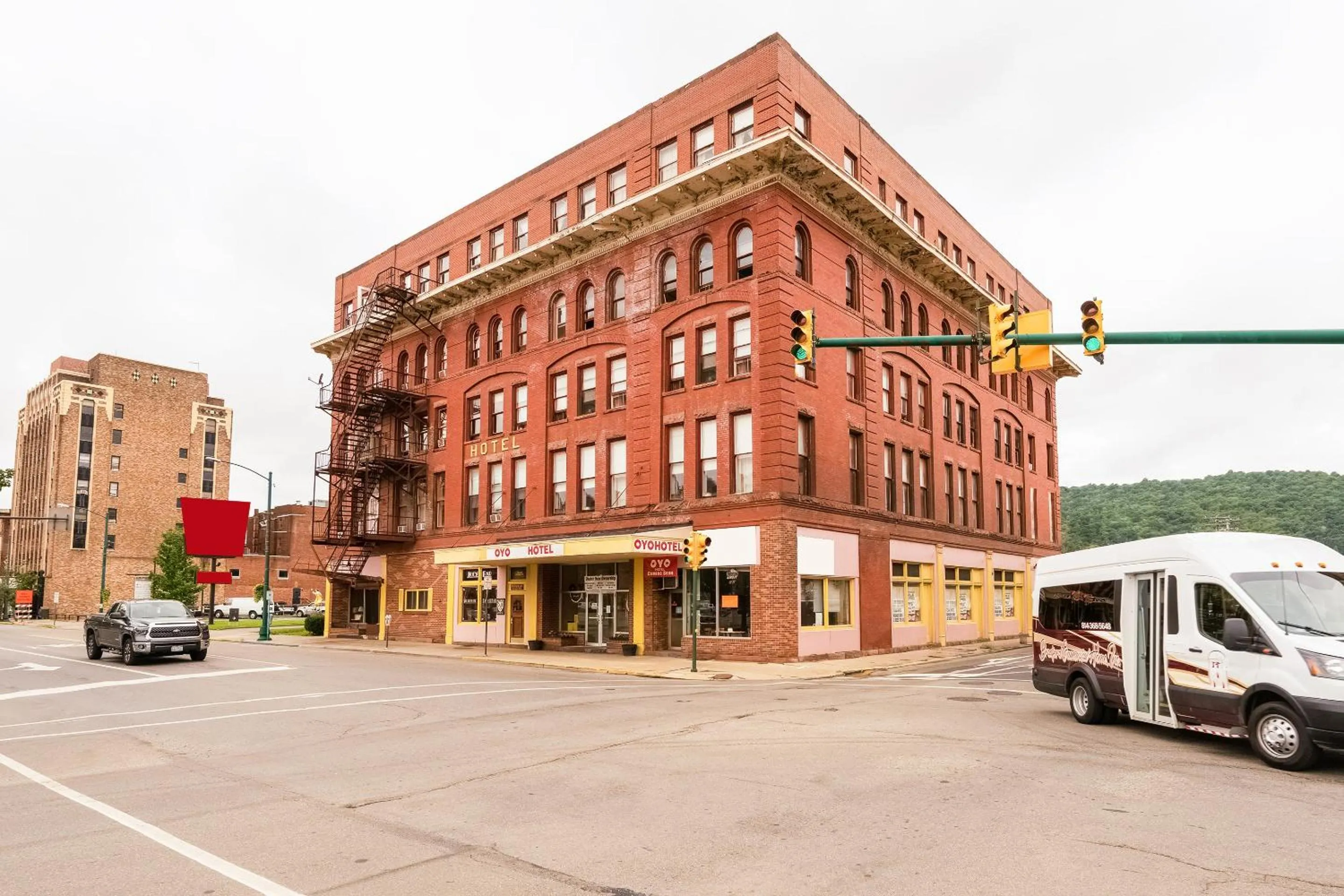 Facade/entrance in OYO Hotel Bradford Main St PA