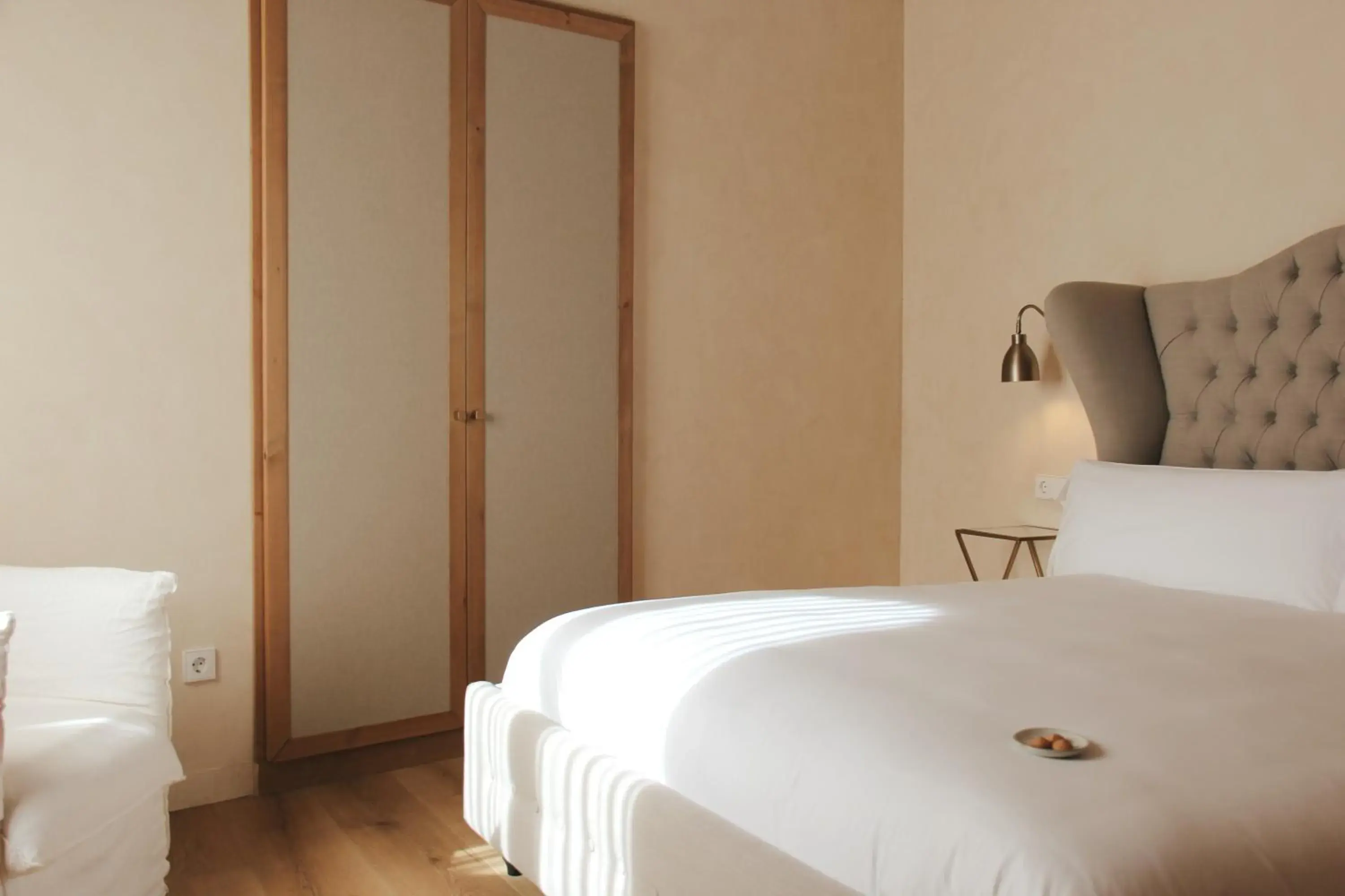 wardrobe, Bed in Hotel Palau Macelli & Spa wardrobe, Bed in Hotel Palau Macelli & Spa