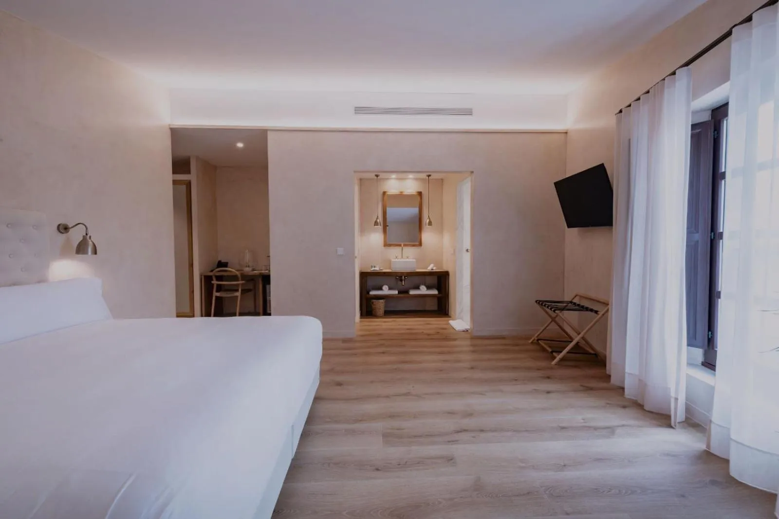 Photo of the whole room, Bed in Hotel Palau Macelli & Spa