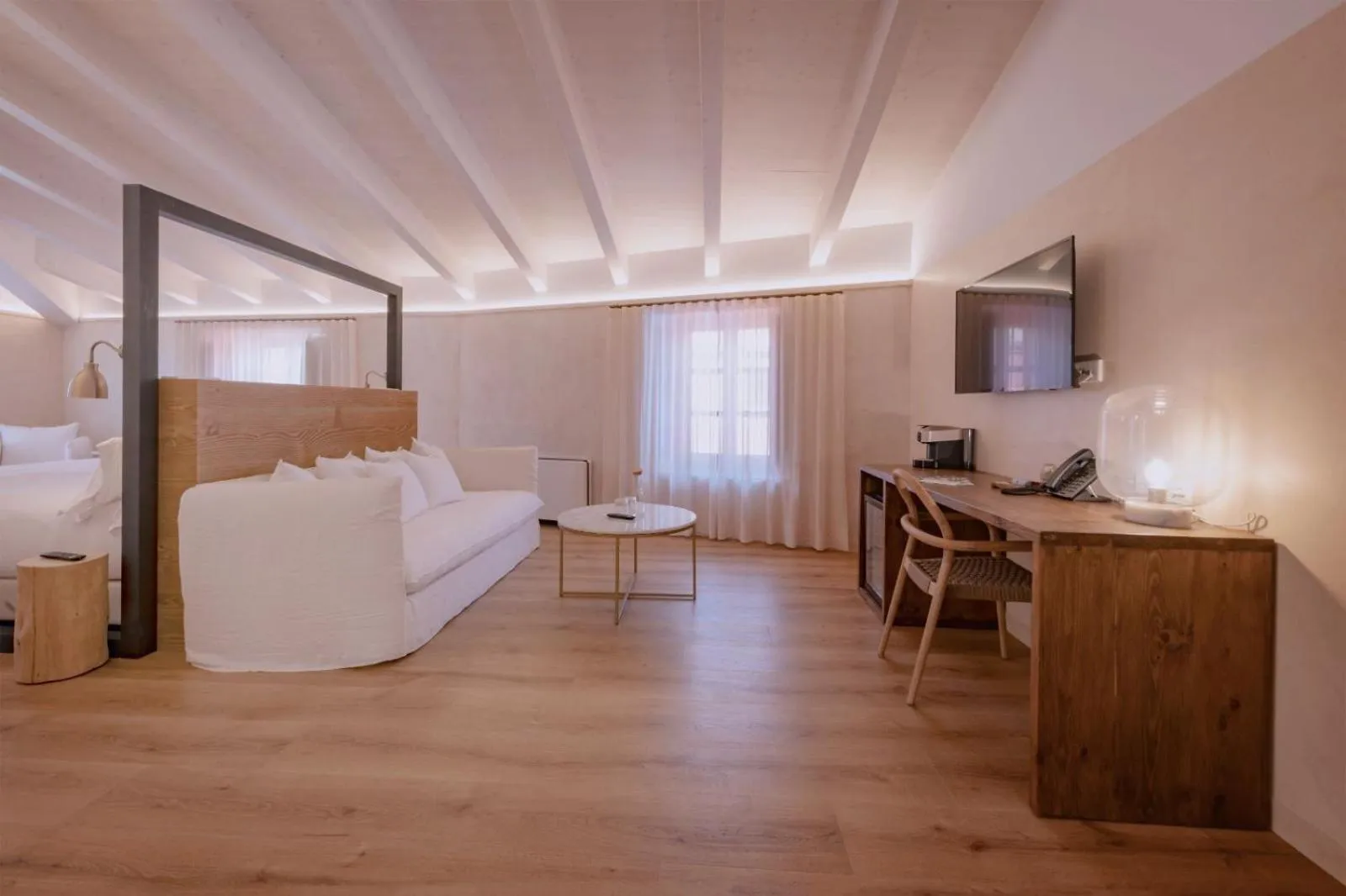 Living room, Bed in Hotel Palau Macelli & Spa