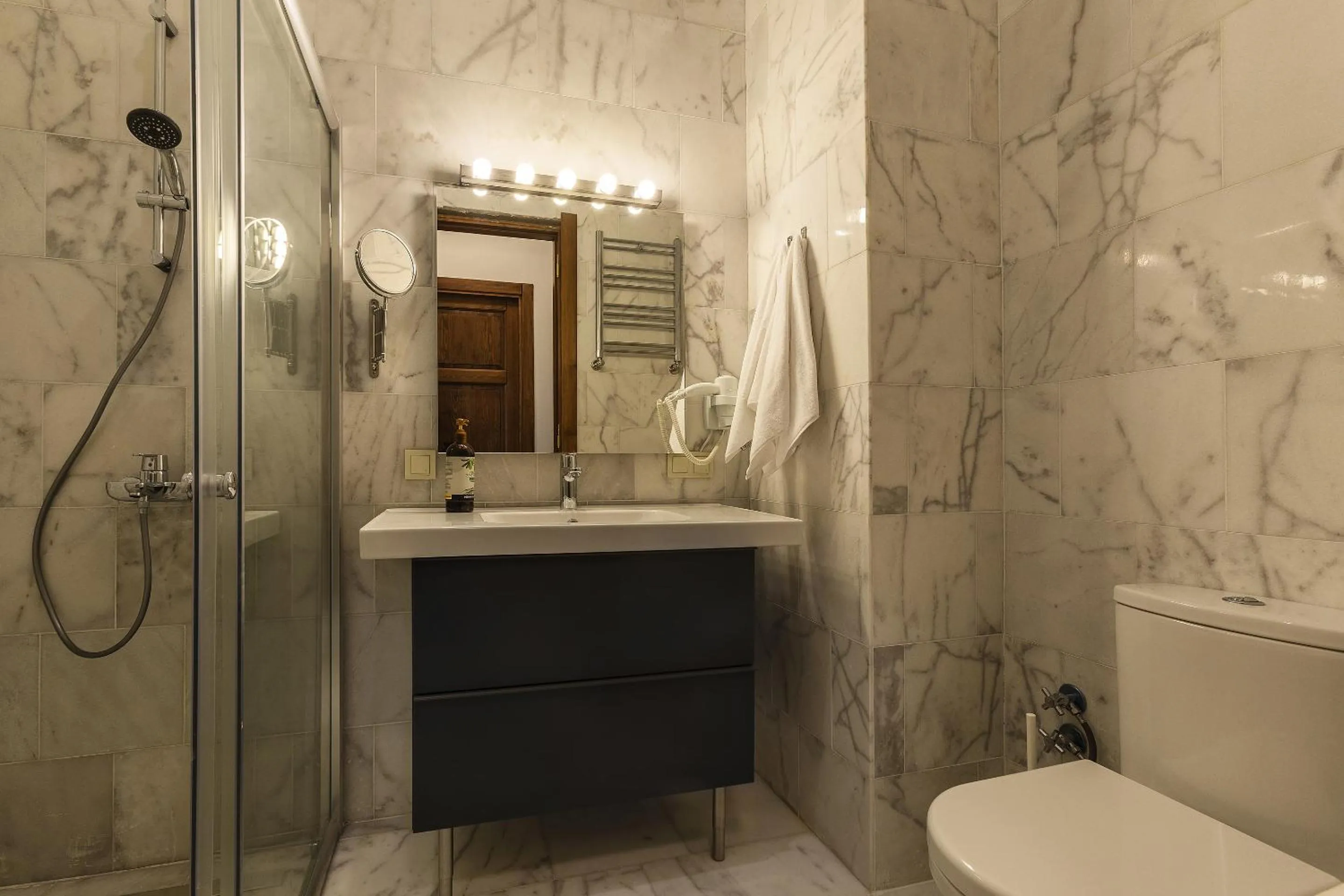 Shower in The Nomad Inn Old City İstanbul